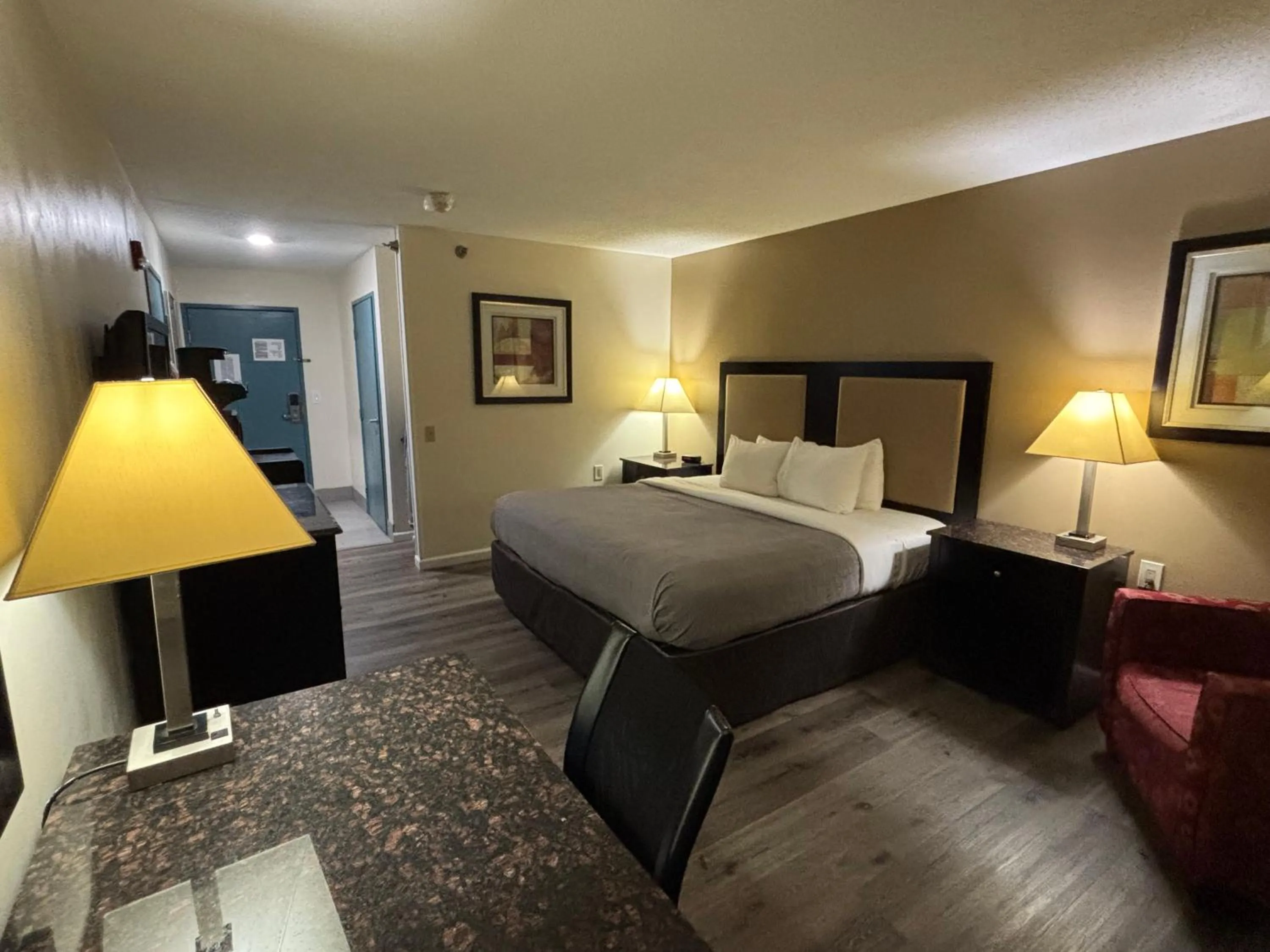 Bed in Quality Inn & Suites Woodstock near Lake Geneva