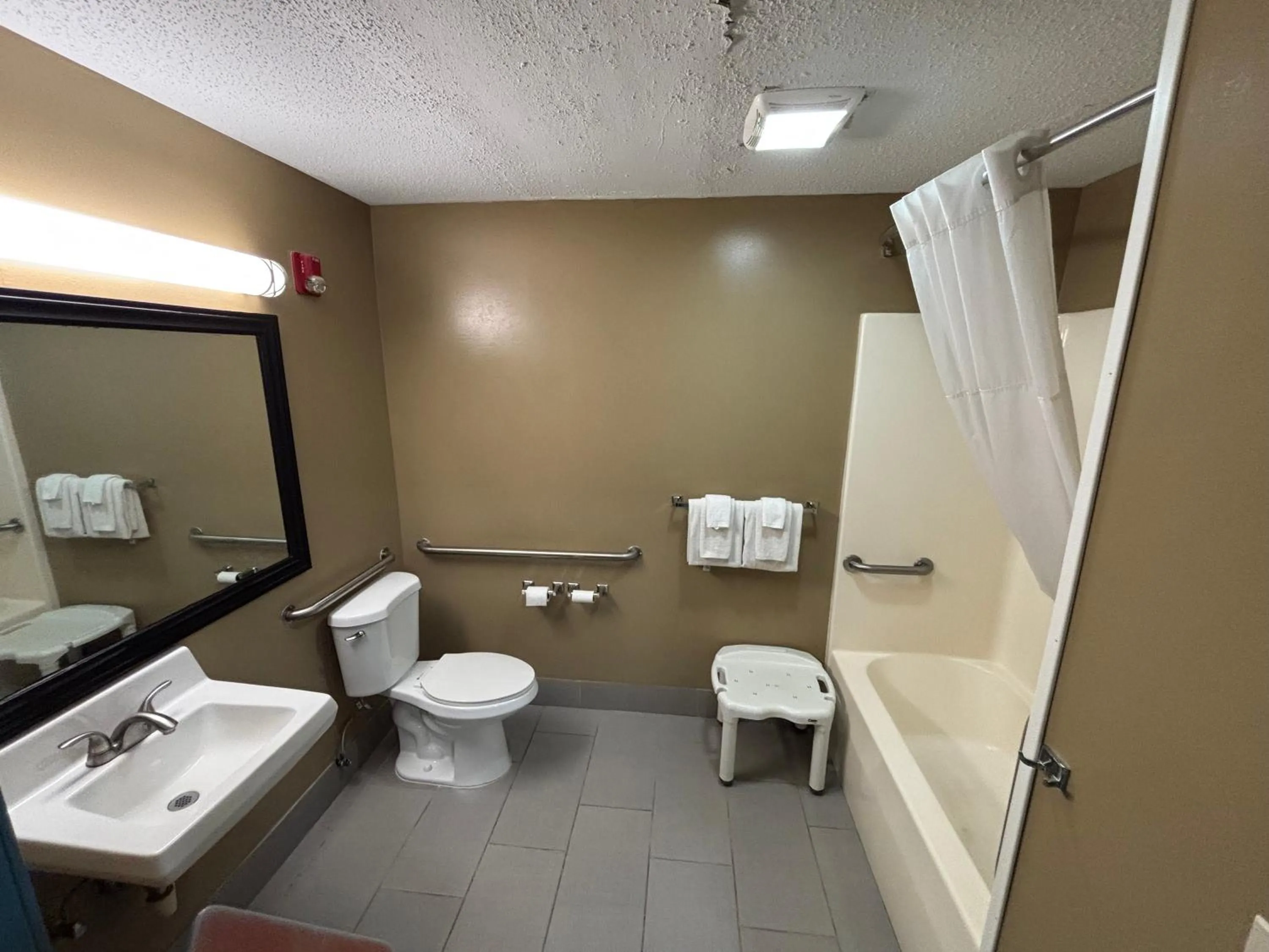 Quality Inn & Suites Woodstock near Lake Geneva