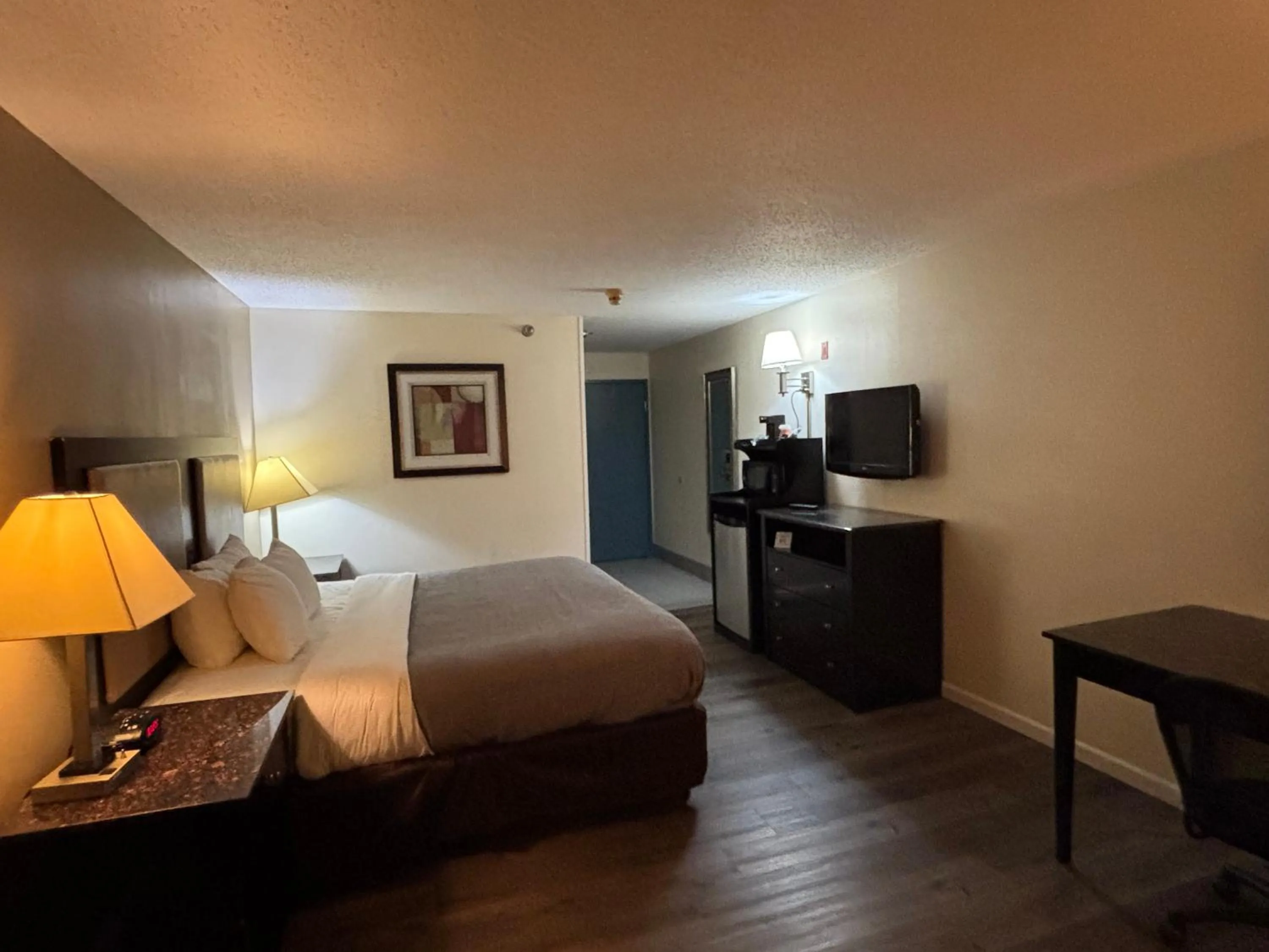 Bed in Quality Inn & Suites Woodstock near Lake Geneva