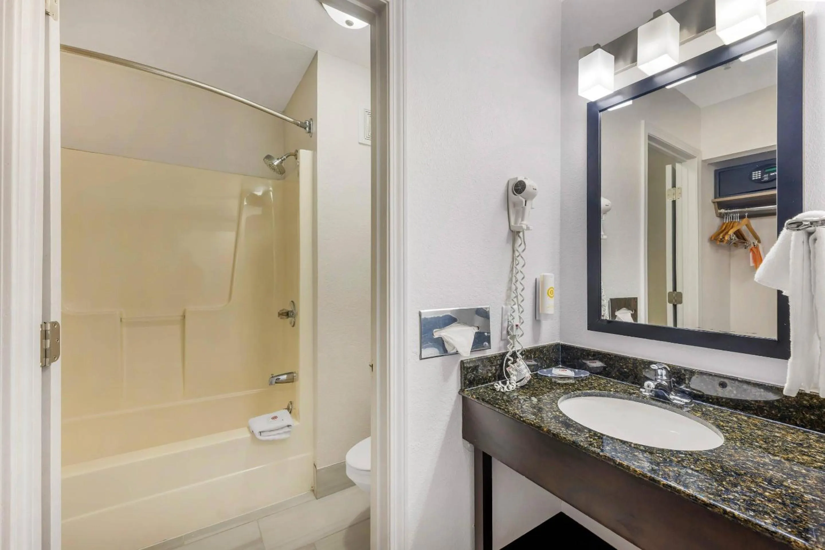 Bedroom in Comfort Inn Bourbonnais near I-57