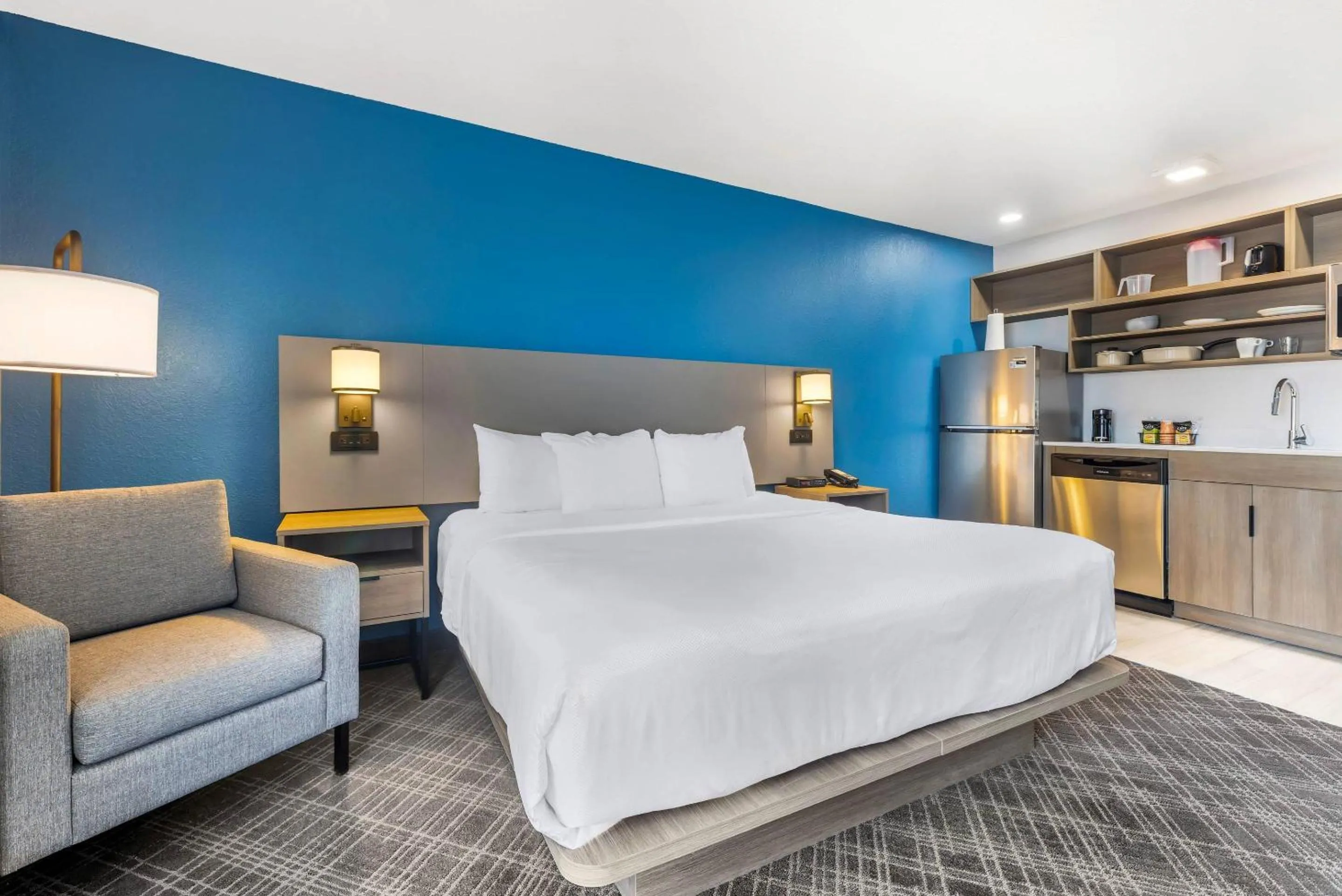 Bedroom, Bed in Comfort Inn Bourbonnais near I-57