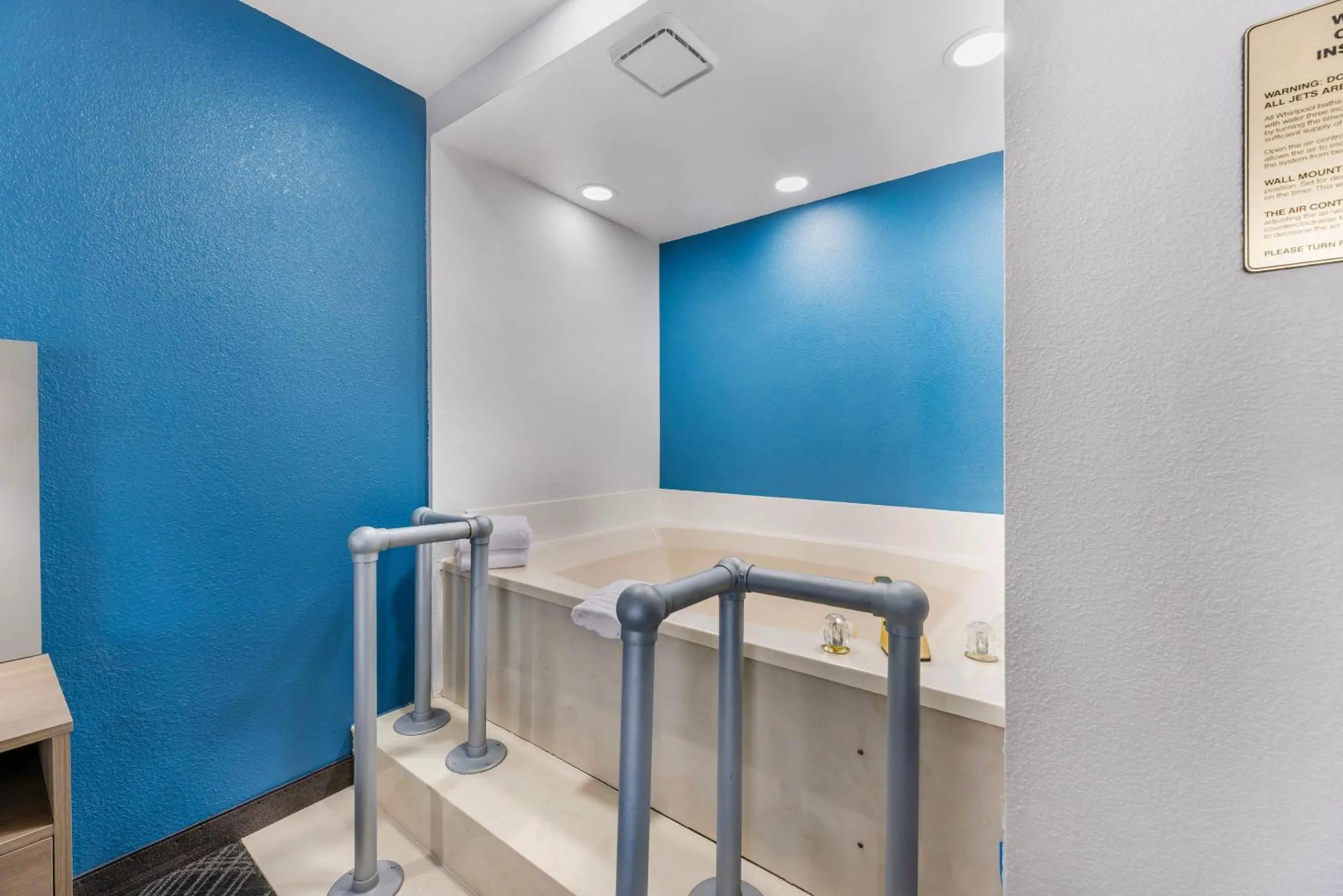 Bedroom in Comfort Inn Bourbonnais near I-57