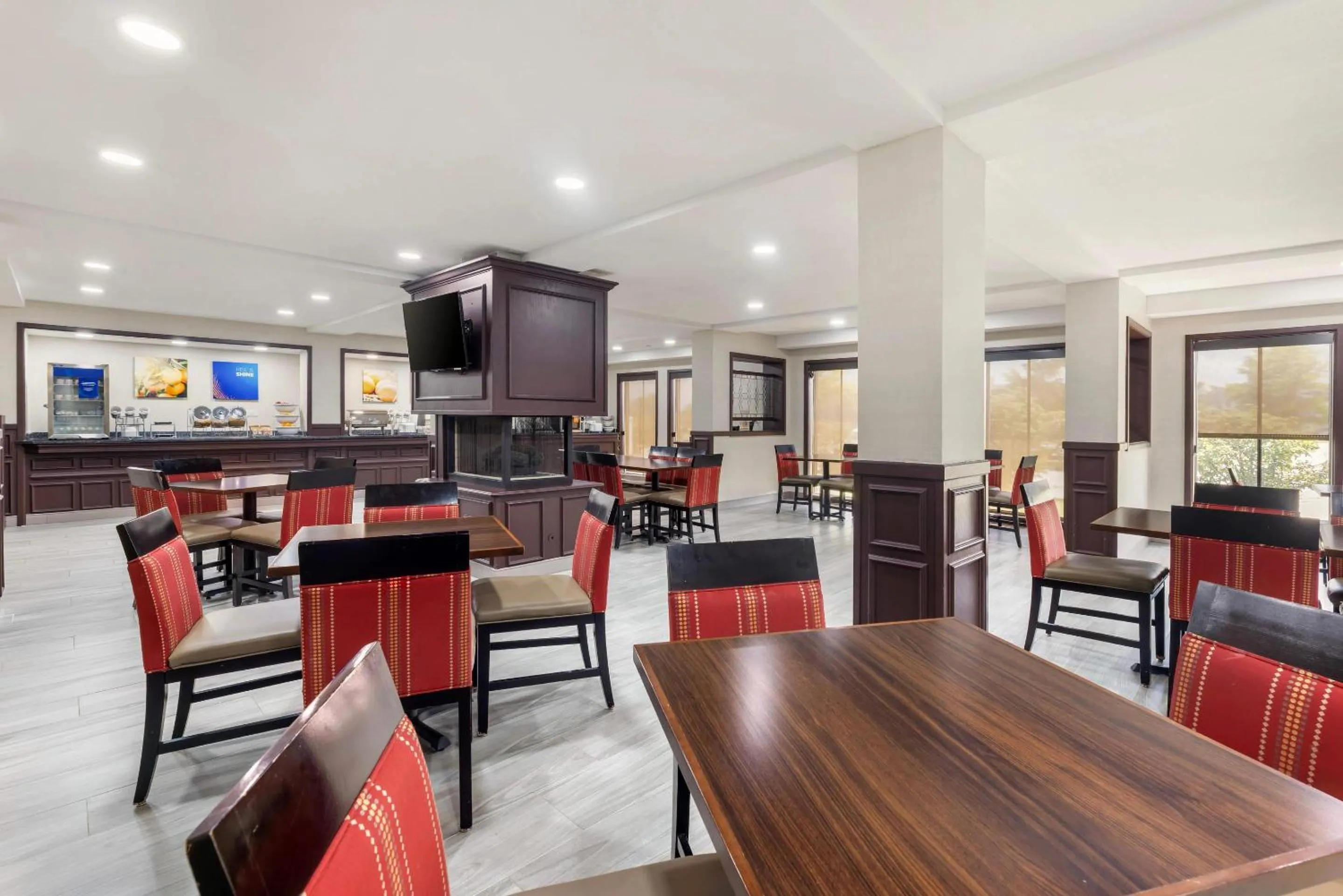 Breakfast in Comfort Inn Bourbonnais near I-57