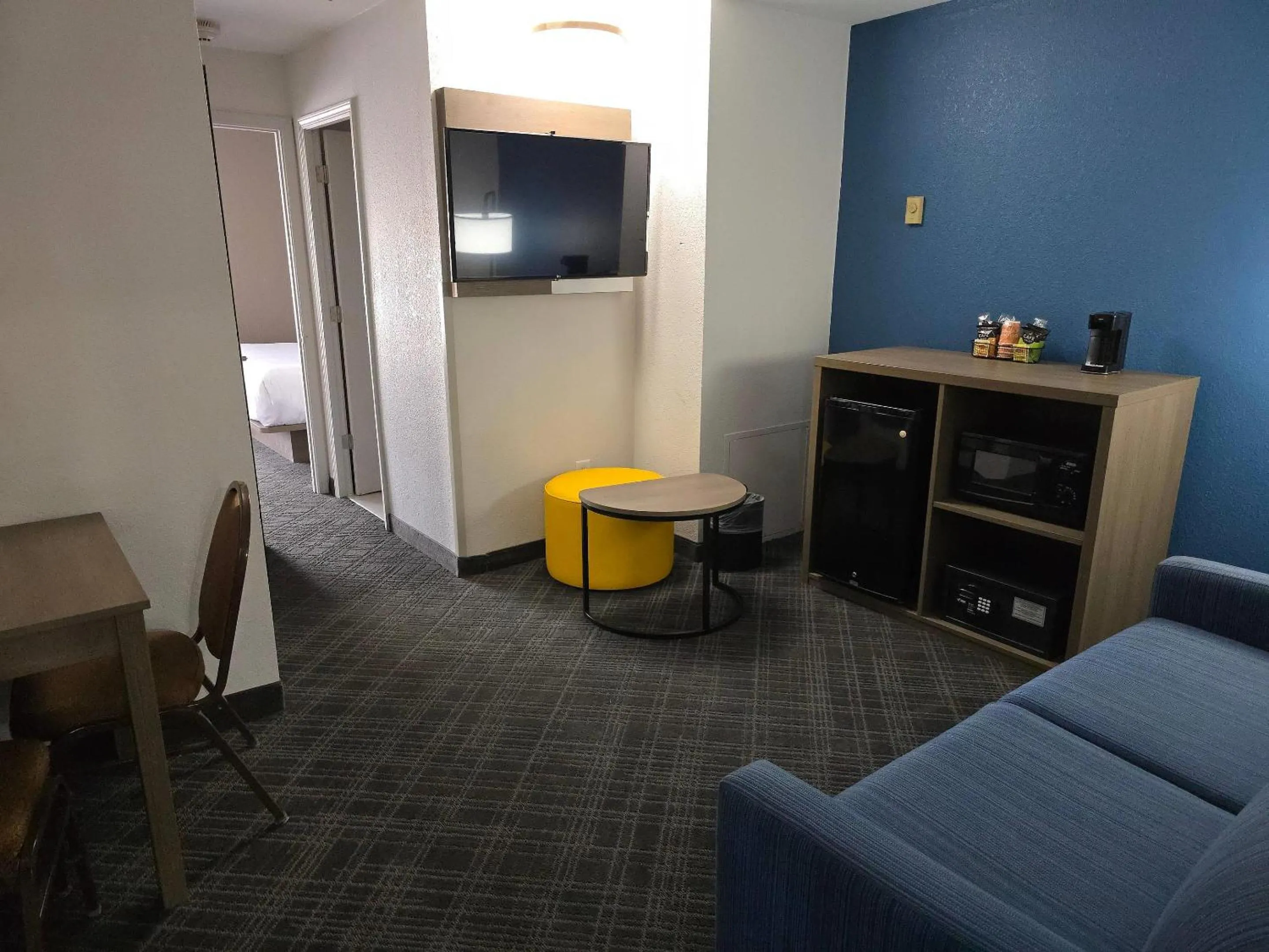 Bedroom in Comfort Inn Bourbonnais near I-57