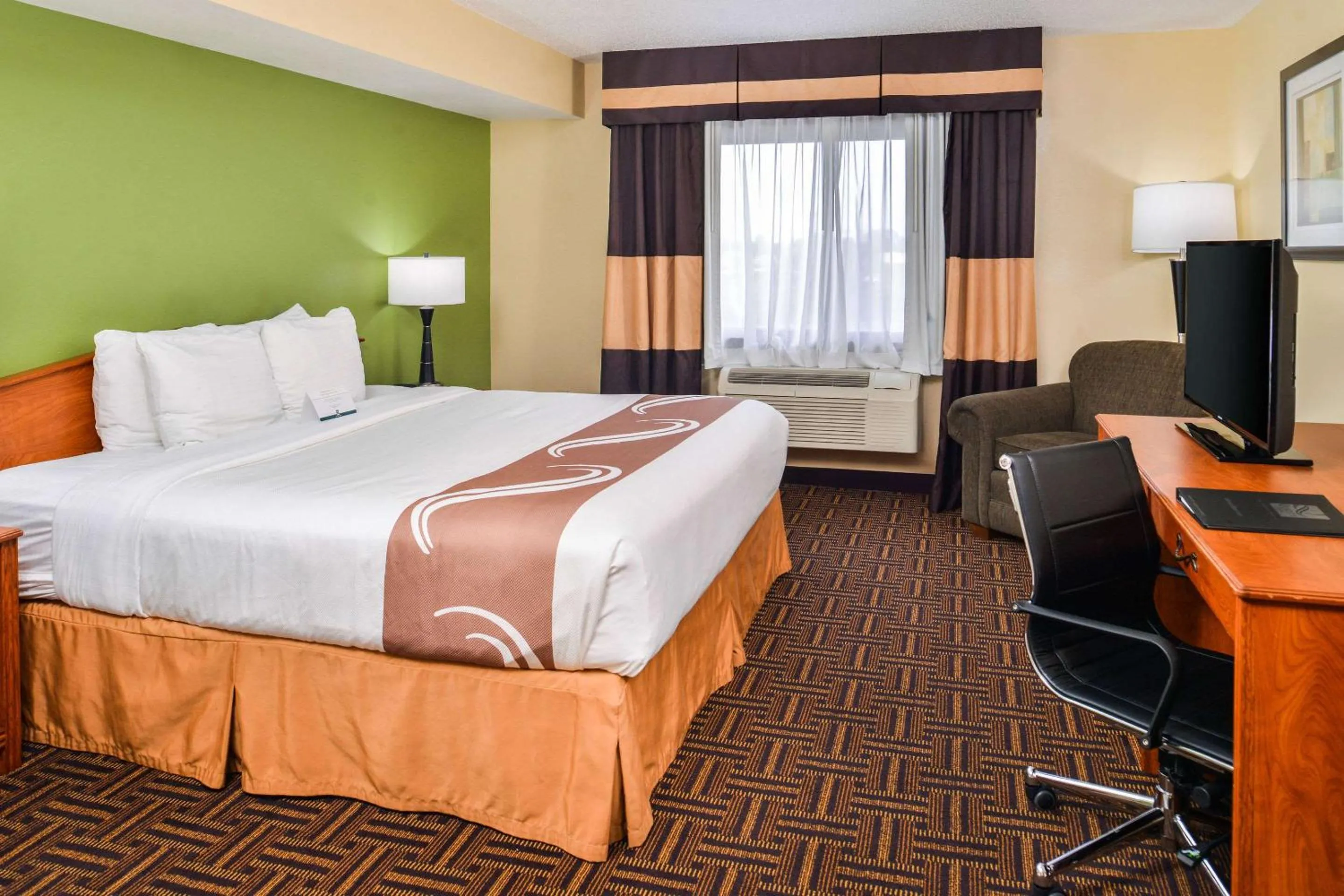 Bedroom, Bed in Quality Inn Bolingbrook I-55