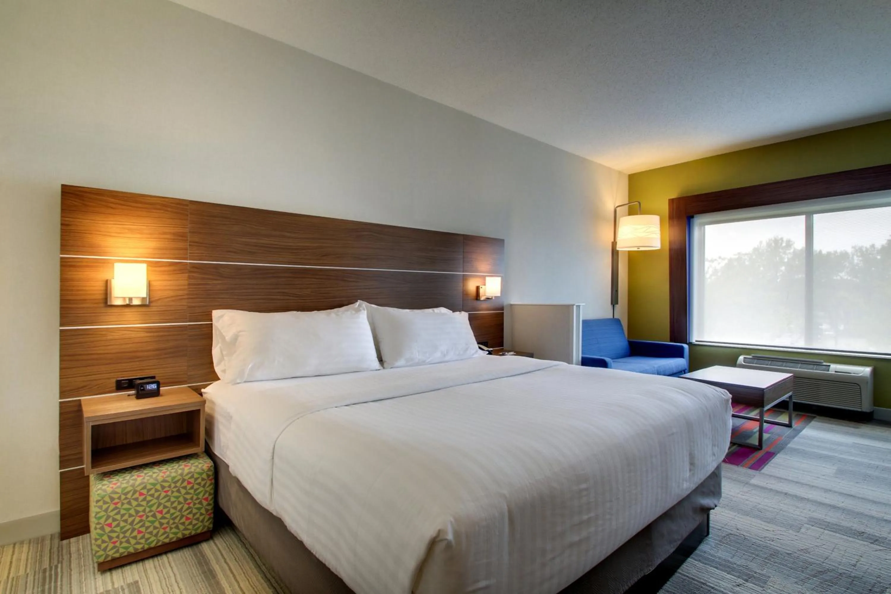 Photo of the whole room, Bed in Holiday Inn Express & Suites Aurora - Naperville by IHG