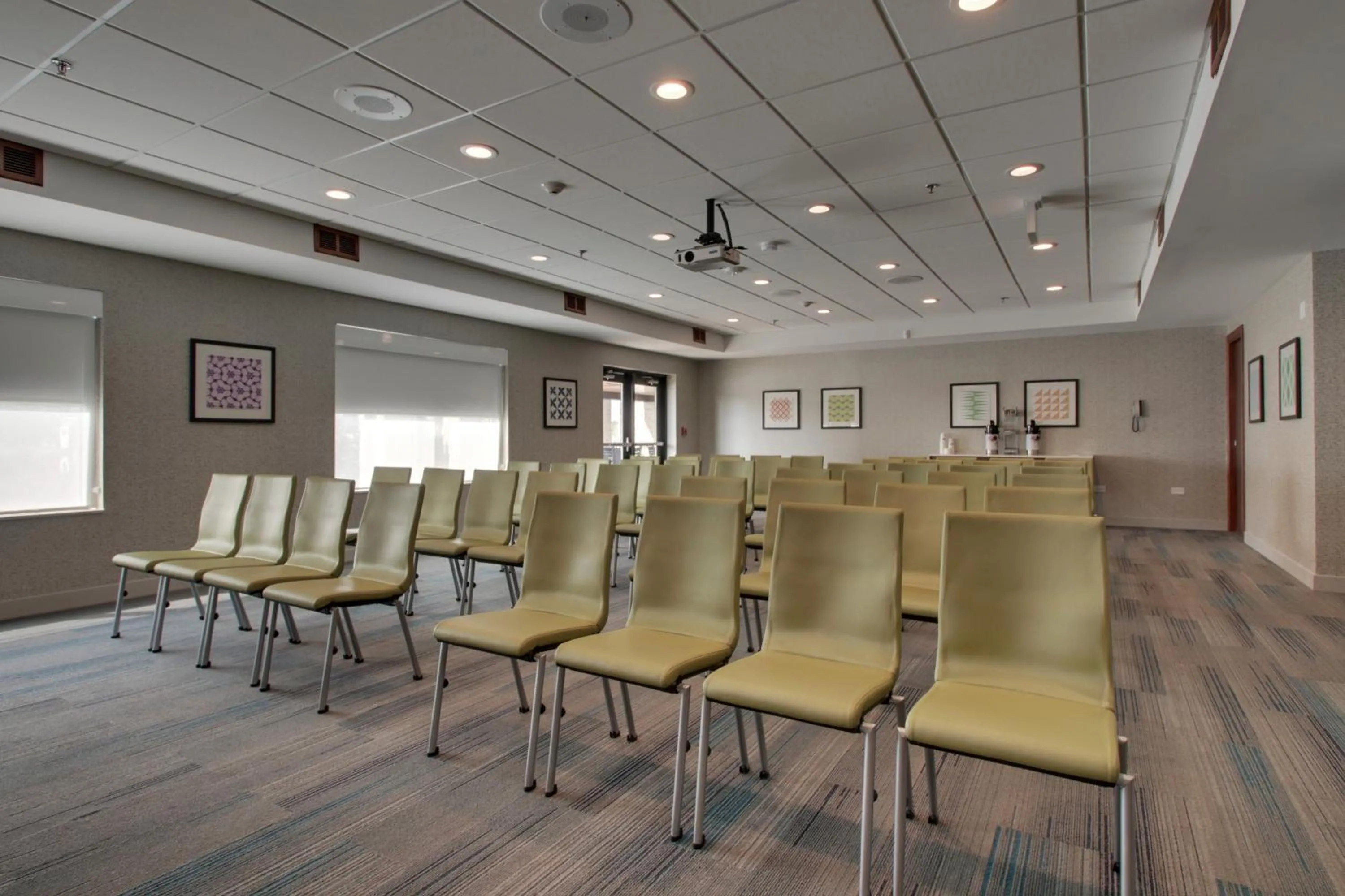Meeting/conference room in Holiday Inn Express & Suites Aurora - Naperville by IHG