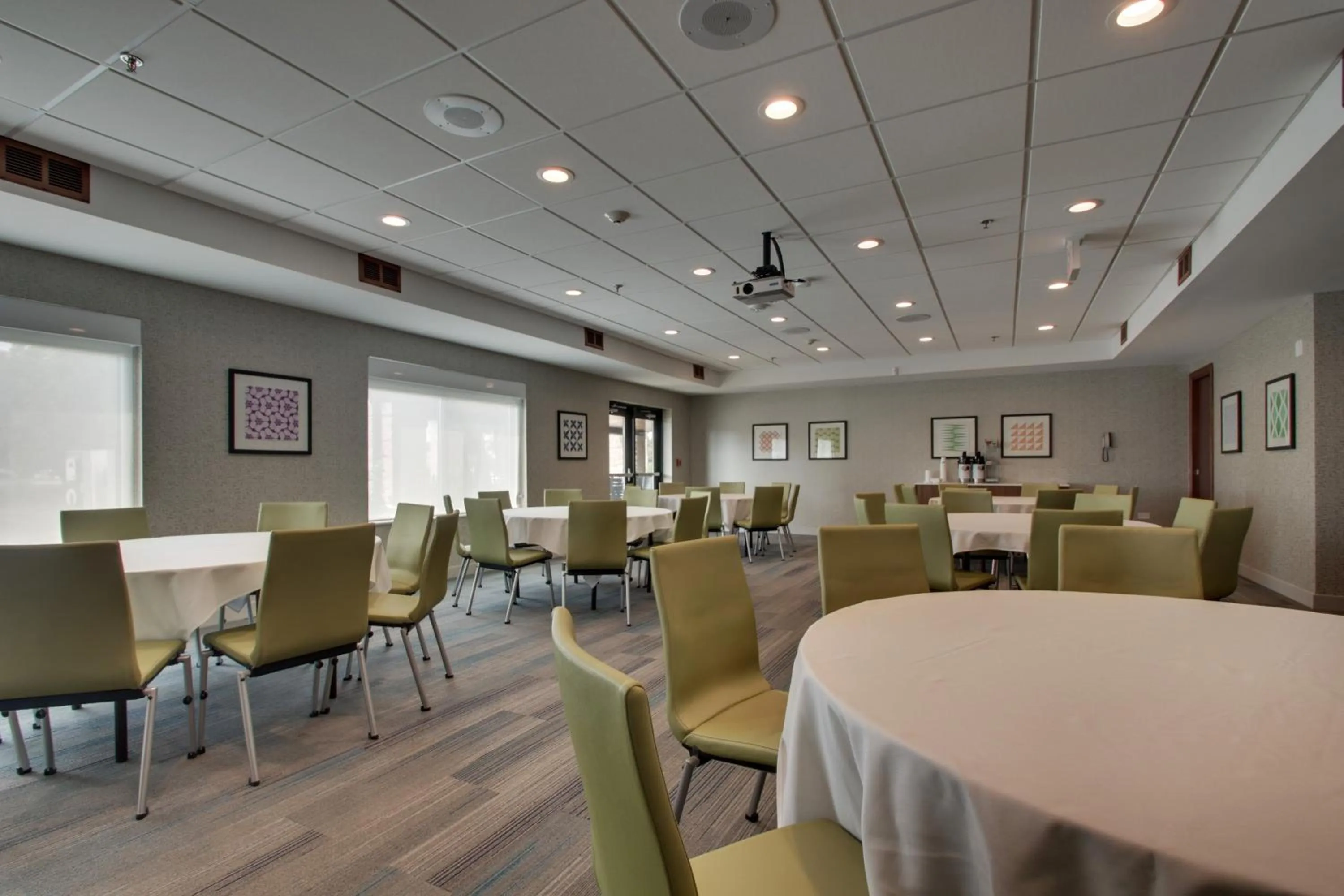 Meeting/conference room in Holiday Inn Express & Suites Aurora - Naperville by IHG