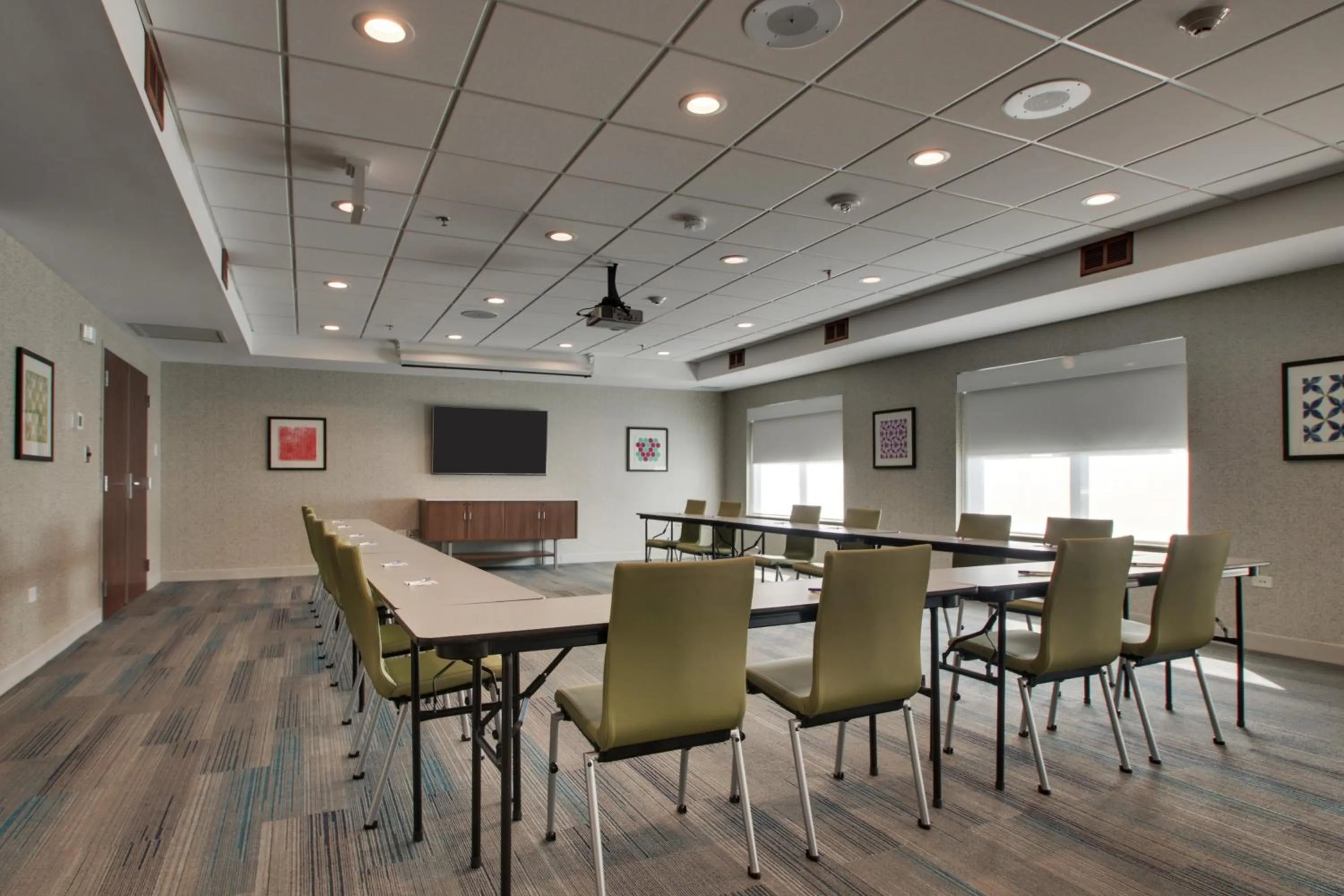 Meeting/conference room in Holiday Inn Express & Suites Aurora - Naperville by IHG