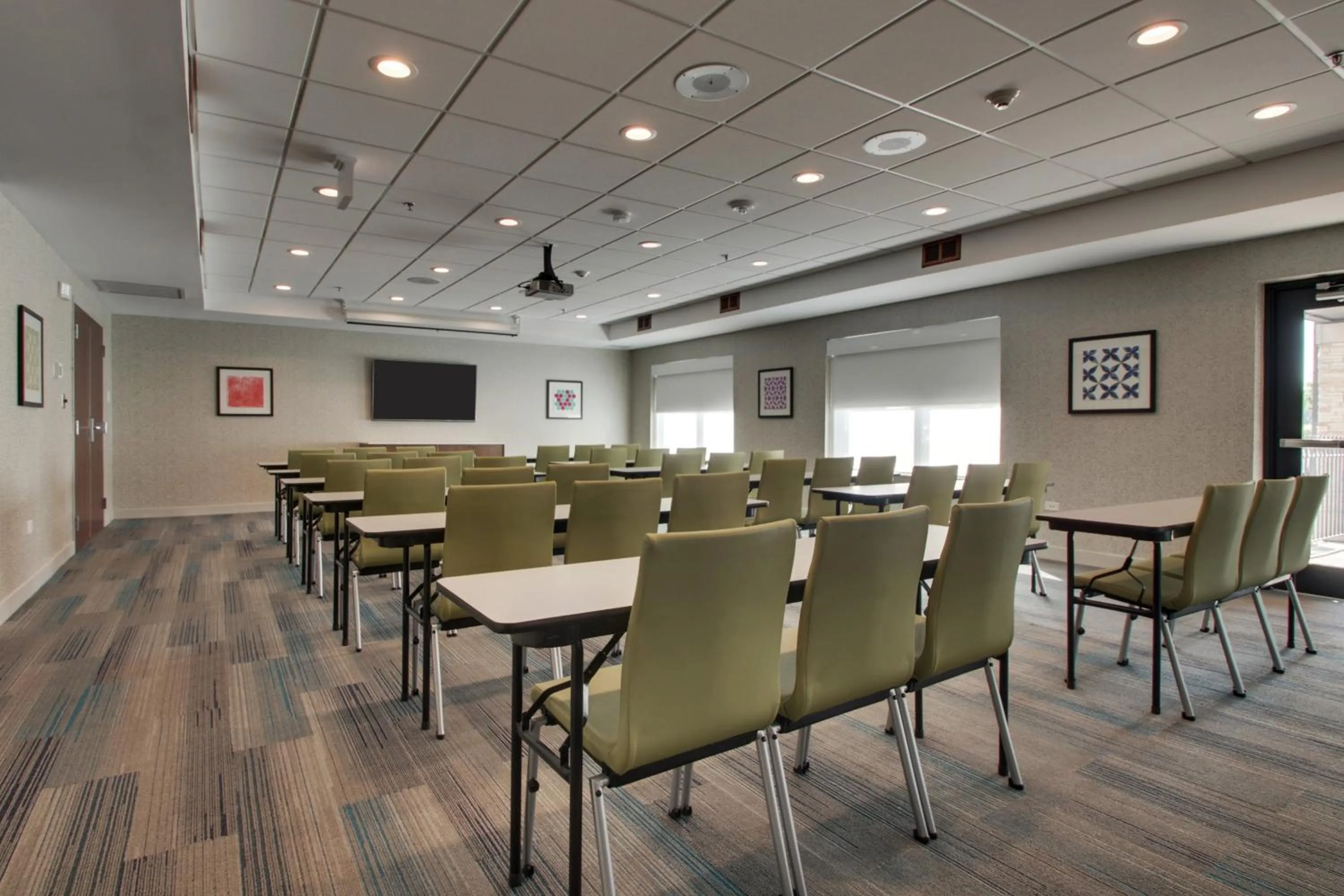 Meeting/conference room in Holiday Inn Express & Suites Aurora - Naperville by IHG