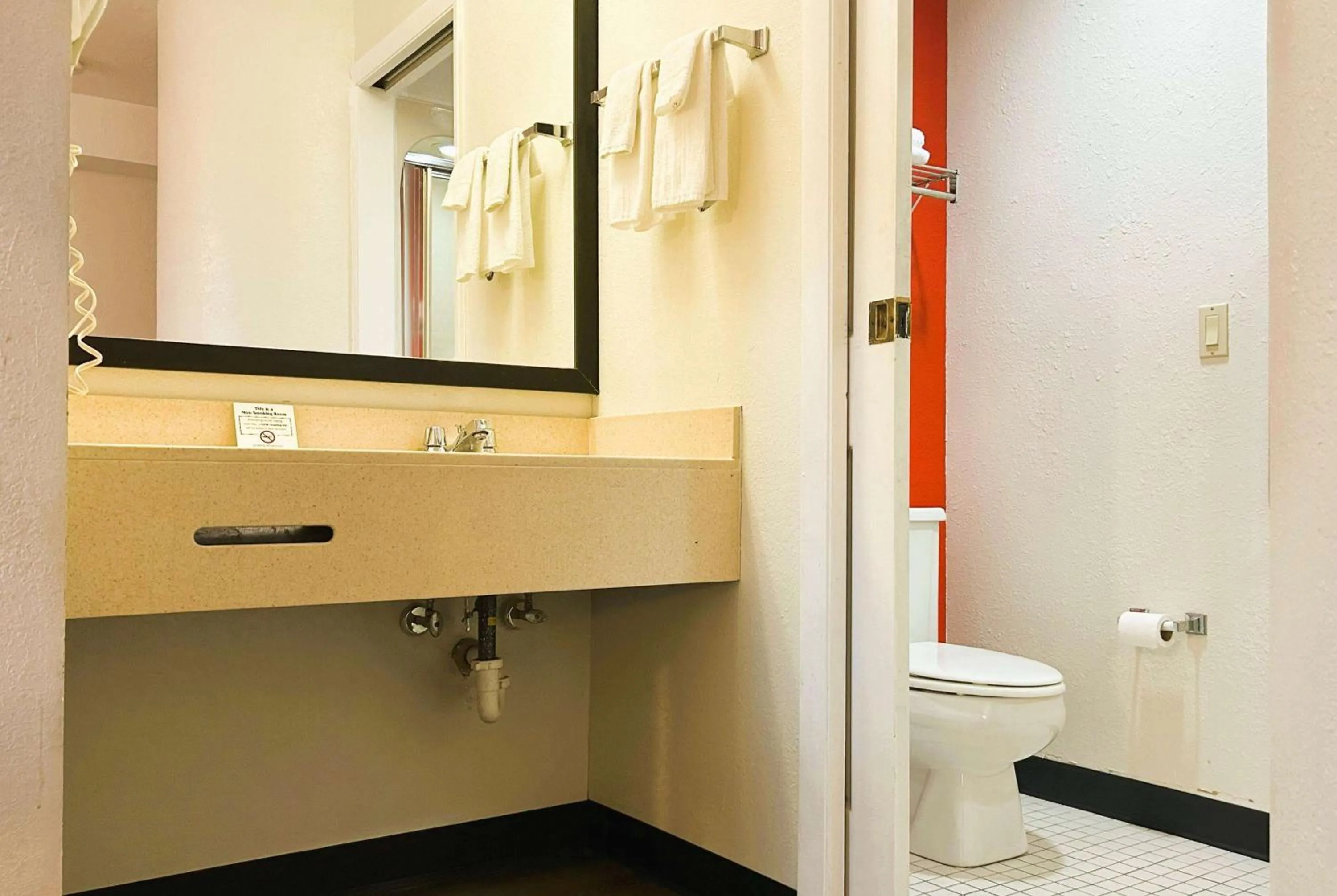 Bathroom in Econo Lodge Champaign Urbana – University Area