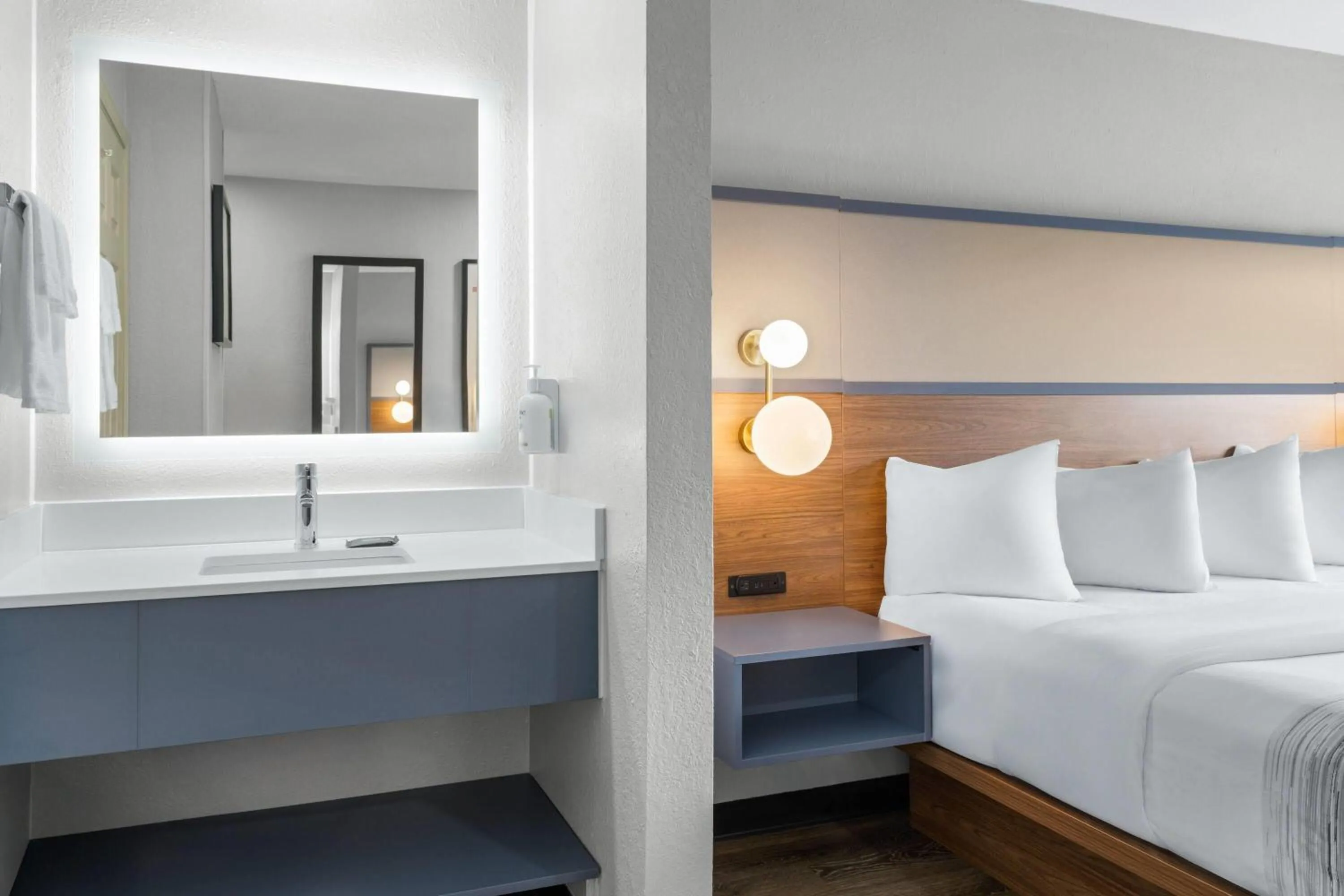 Photo of the whole room, Bed in AmericInn by Wyndham Urbana Champaign University Area