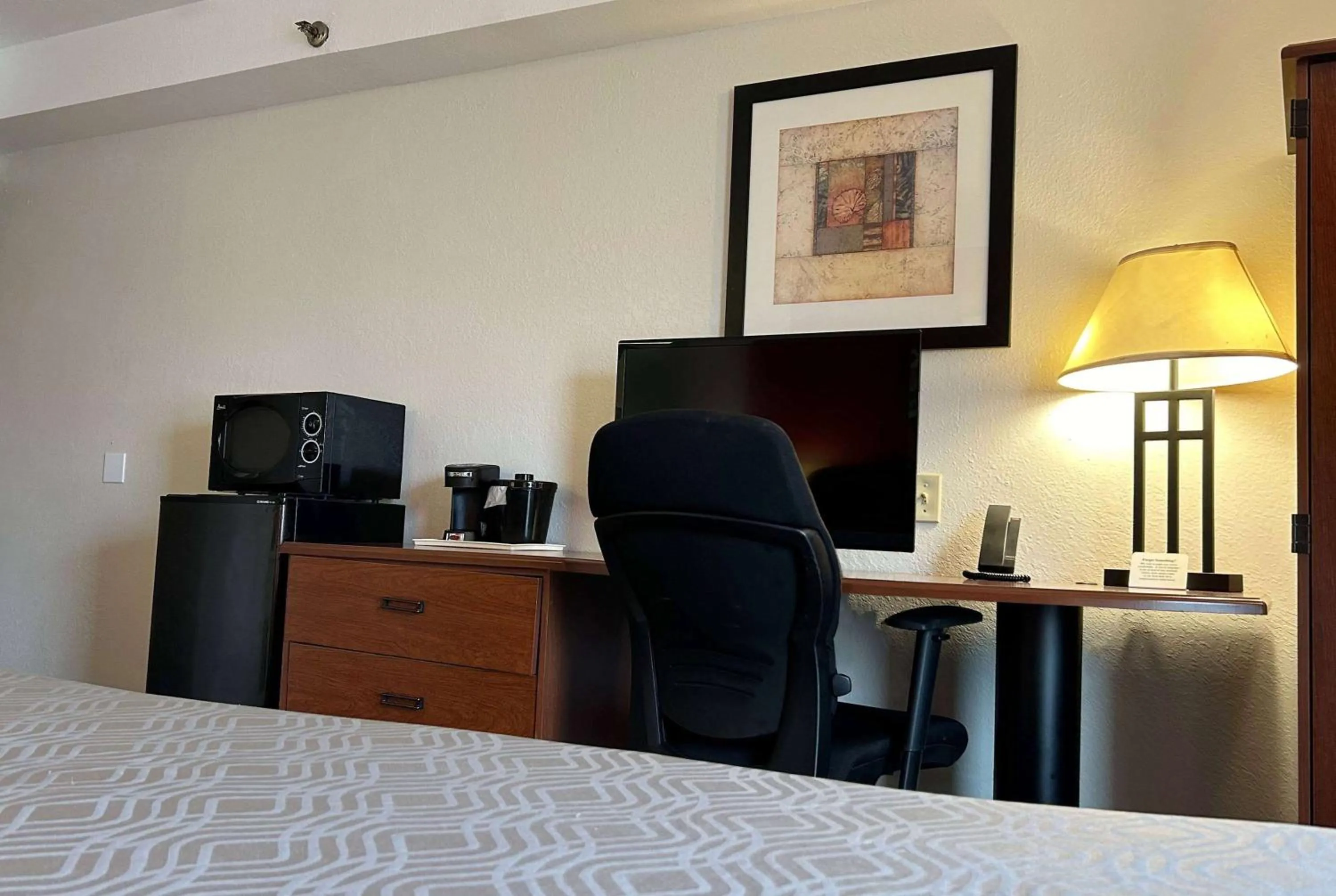 Photo of the whole room, Bed in Econo Lodge Champaign Urbana – University Area