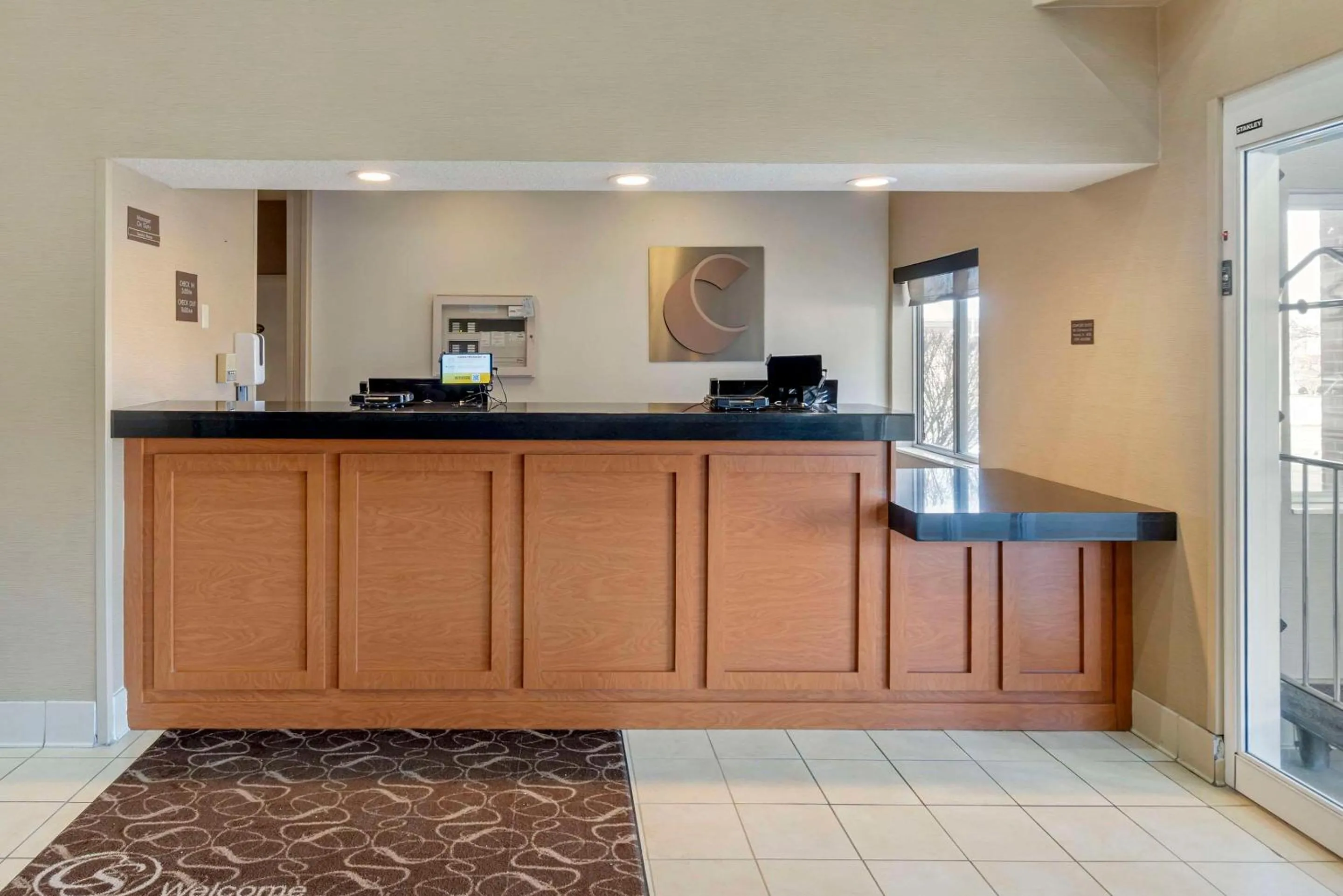 Lobby or reception in Comfort Suites Normal University area