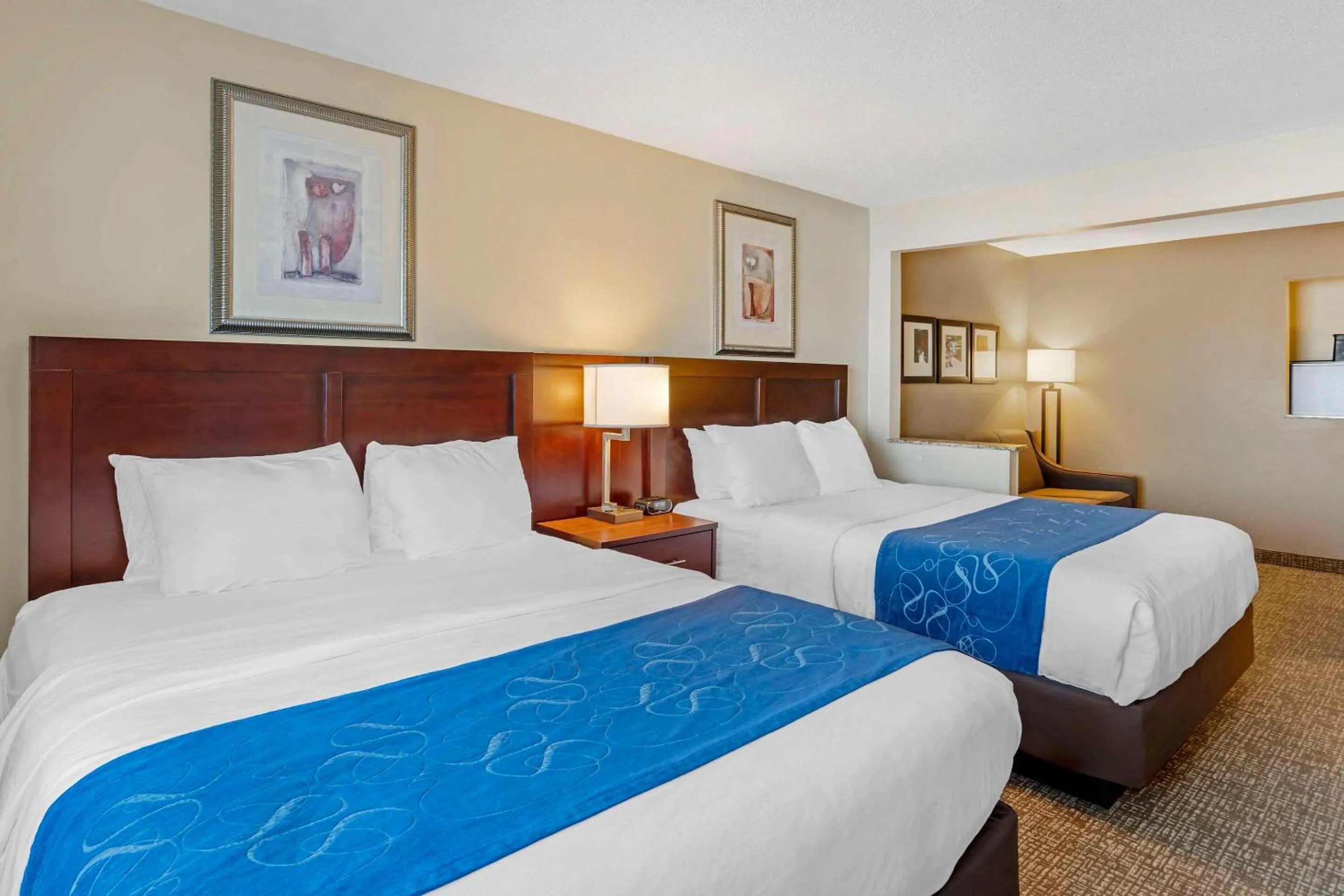 Bedroom, Bed in Comfort Suites Normal University area