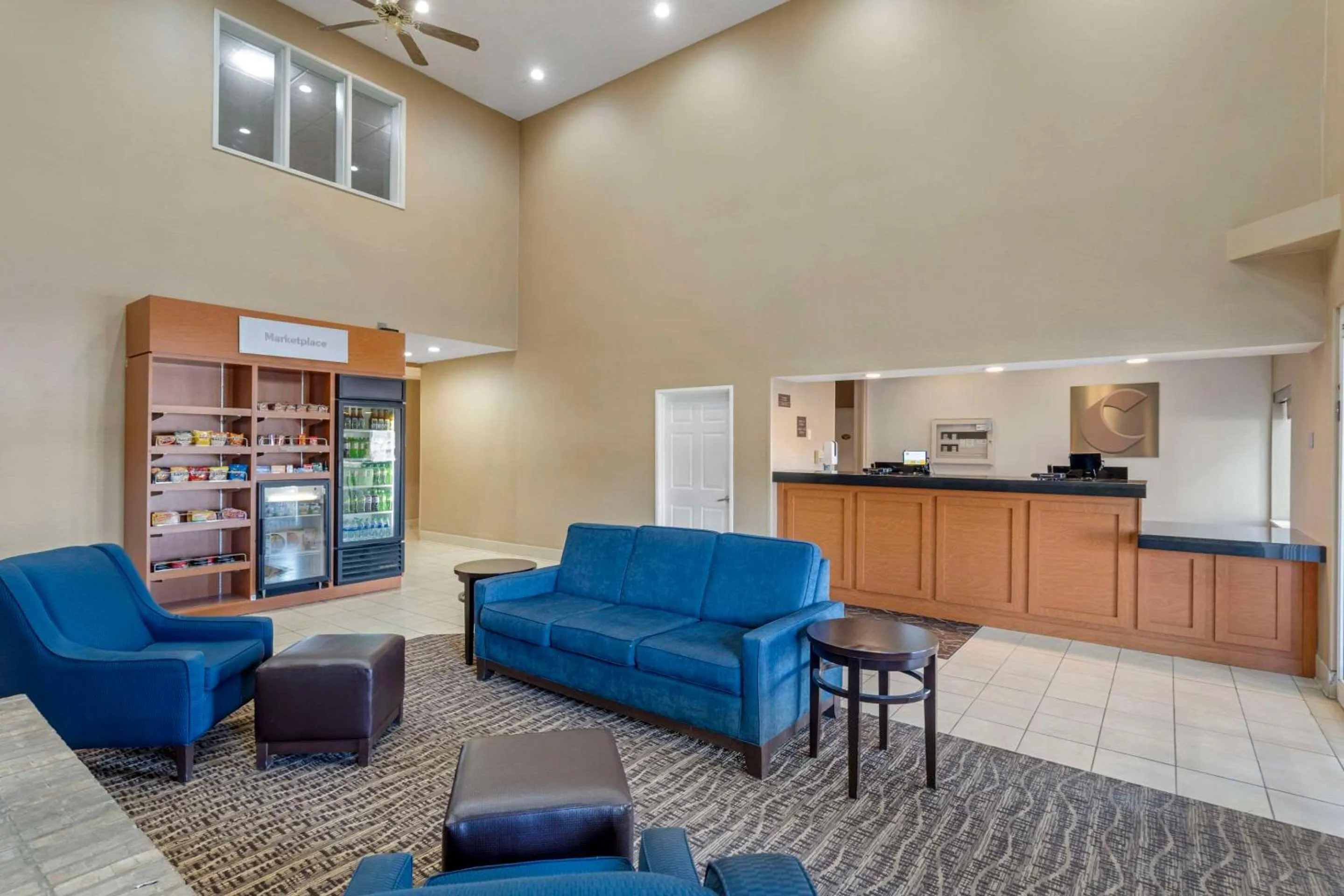 Lobby or reception in Comfort Suites Normal University area