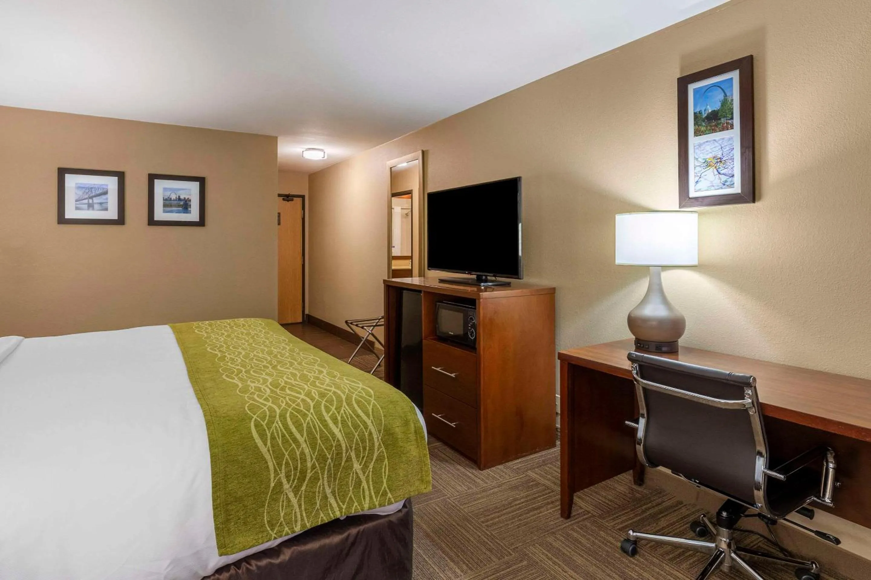 Bedroom, Bed in Comfort Inn Collinsville near St Louis