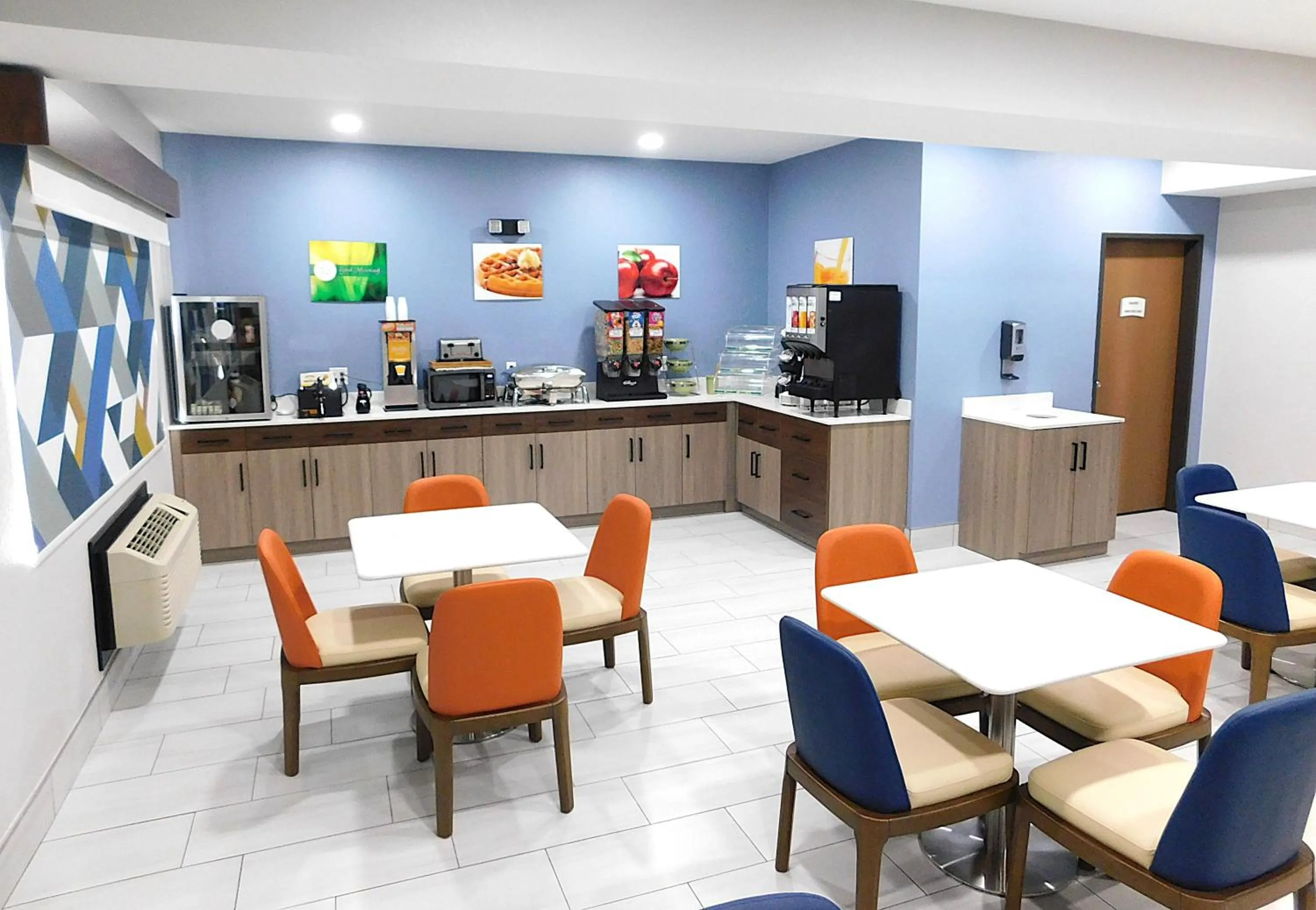 Continental breakfast in Quality Inn Pontiac