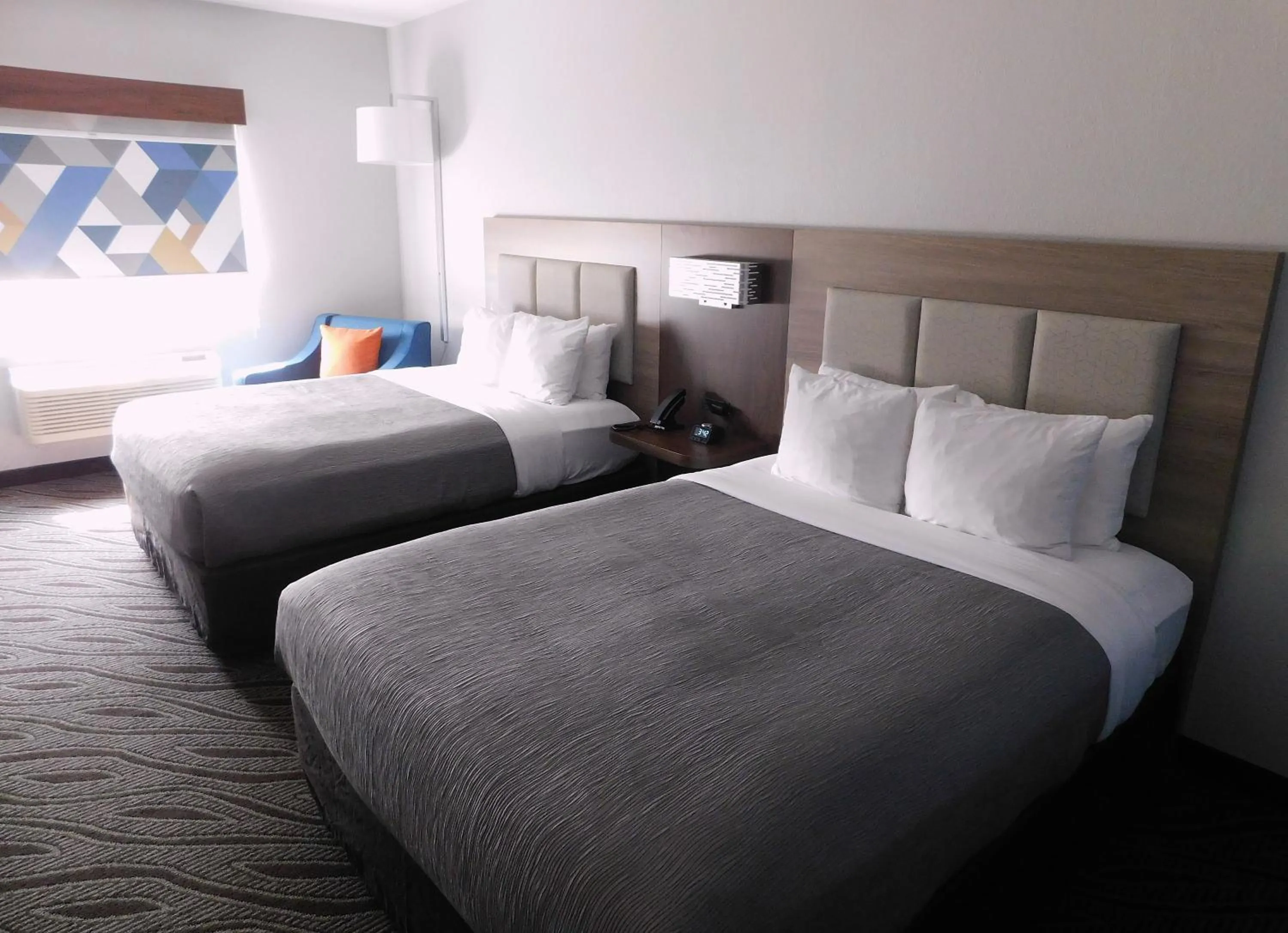 Photo of the whole room, Bed in Quality Inn Pontiac