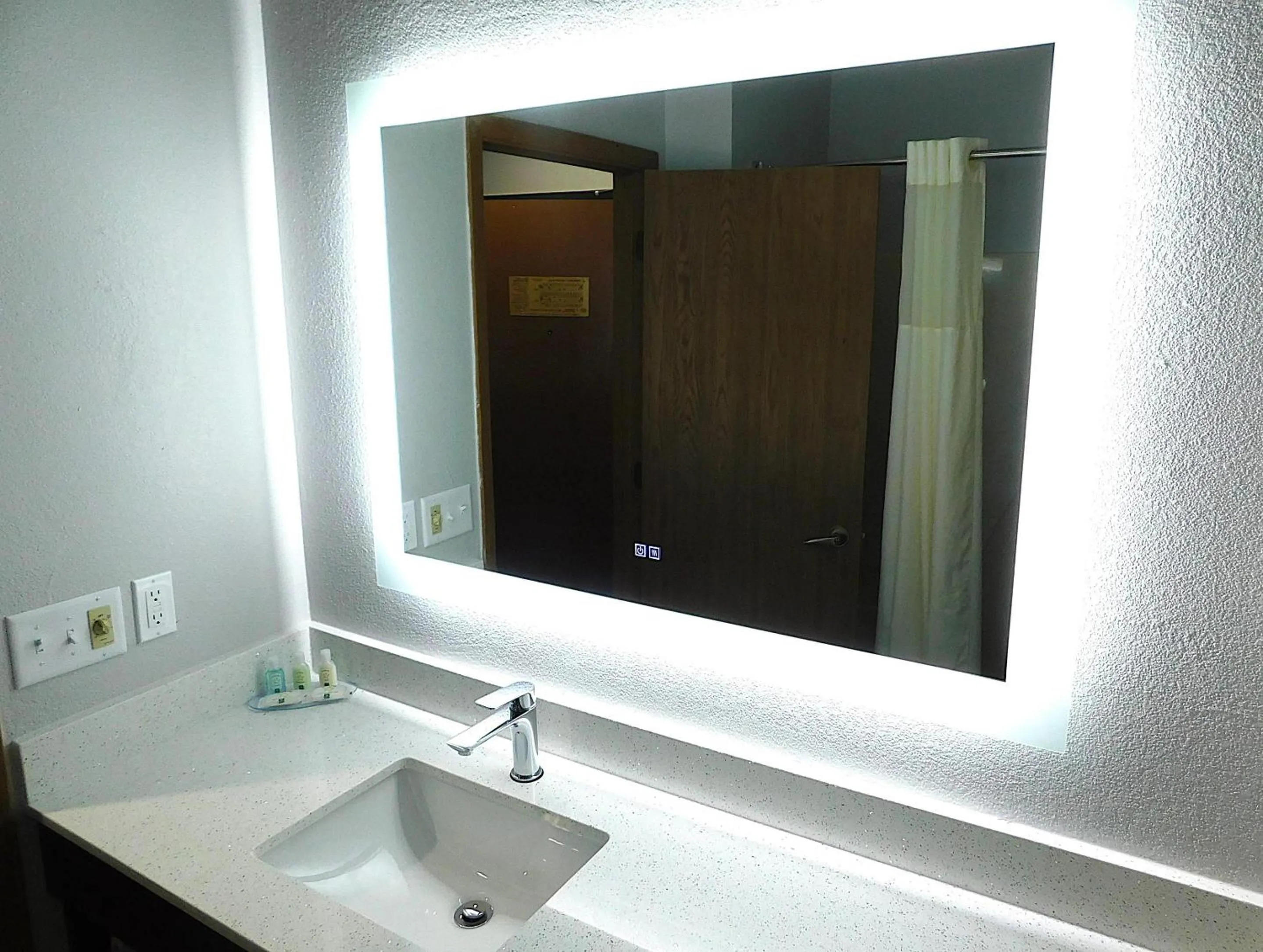 Bedroom in Quality Inn Pontiac