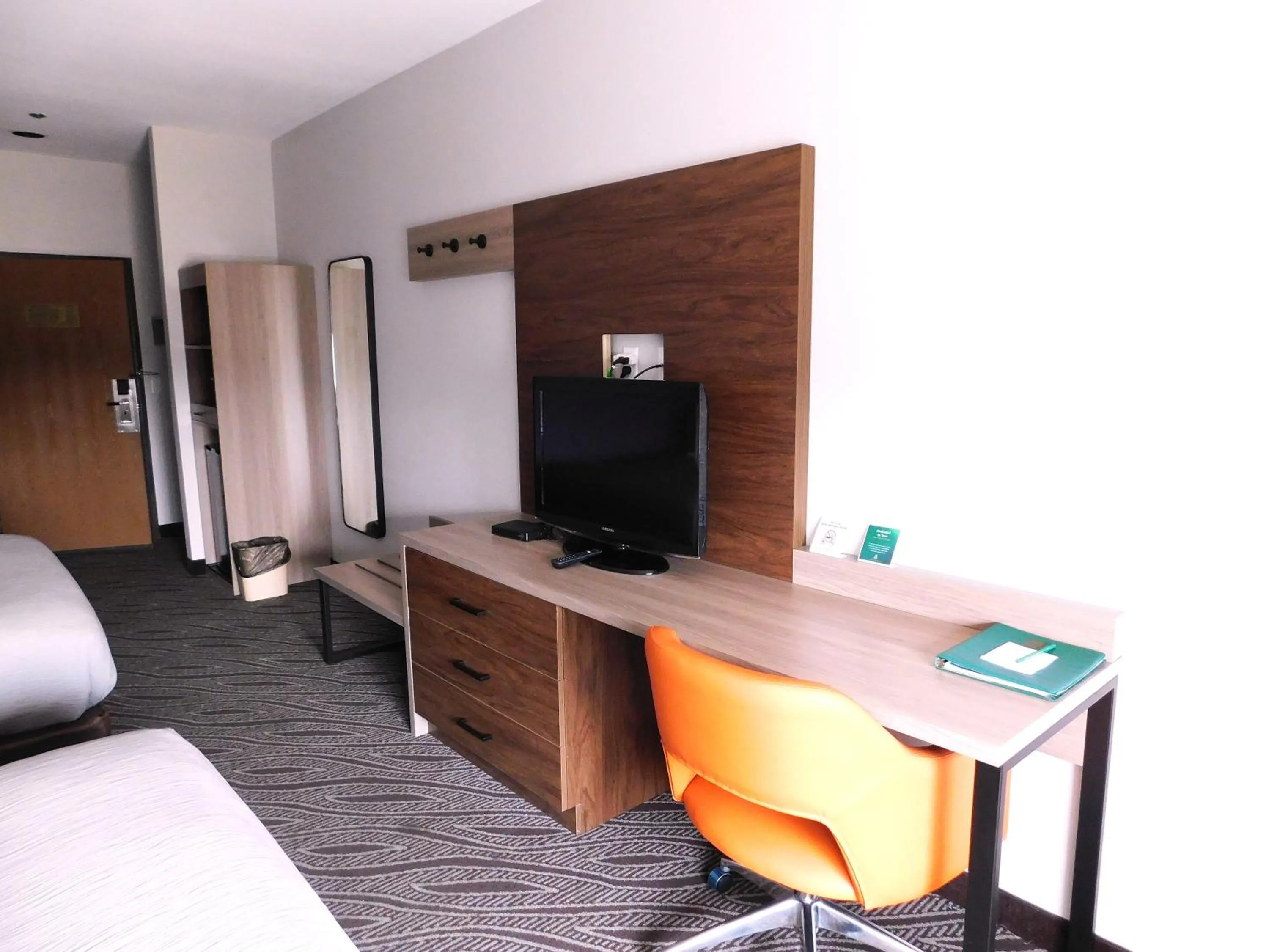 Communal lounge/ TV room in Quality Inn Pontiac