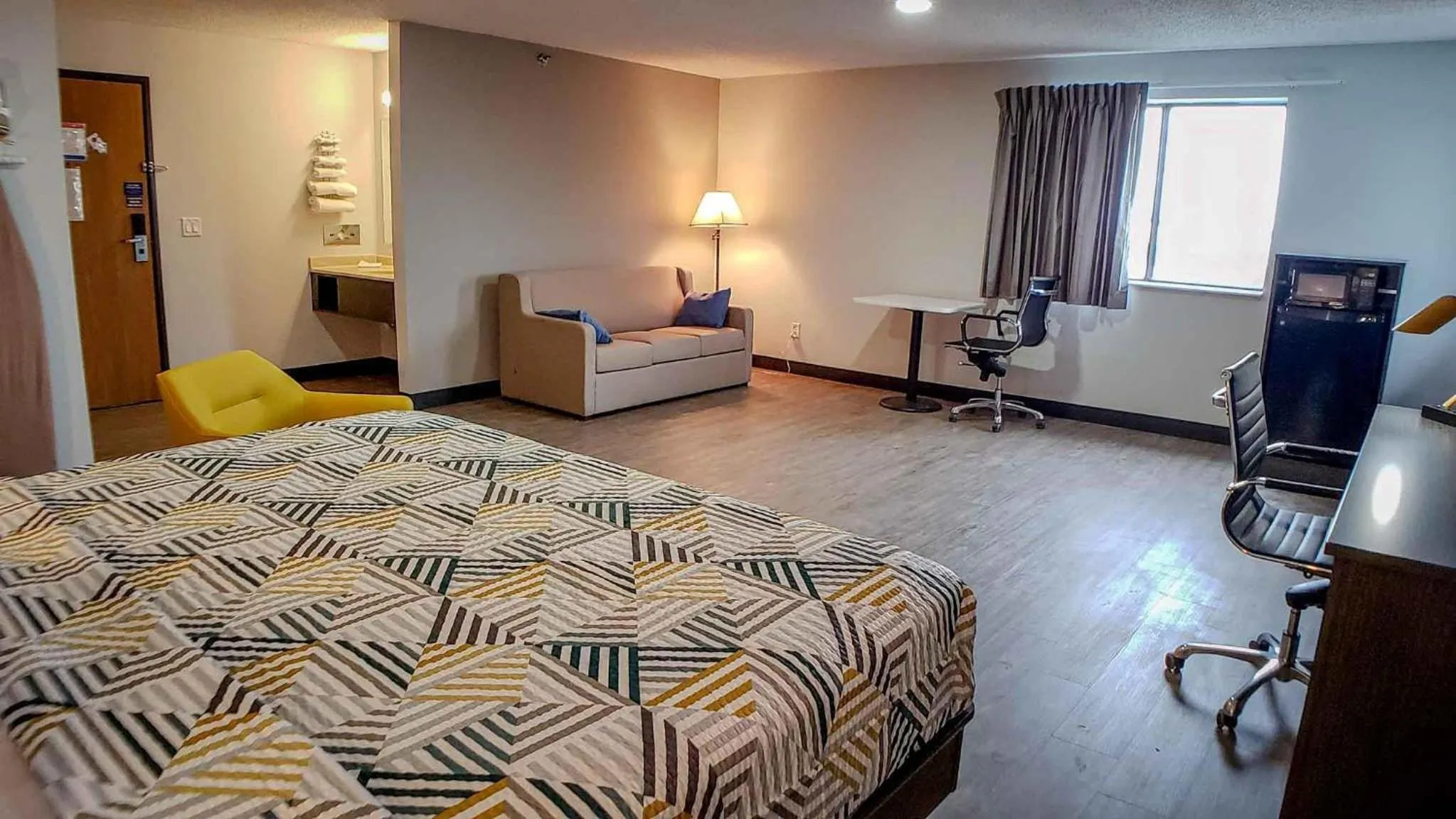 Bedroom, Bed in Motel 6-Kewanee, IL