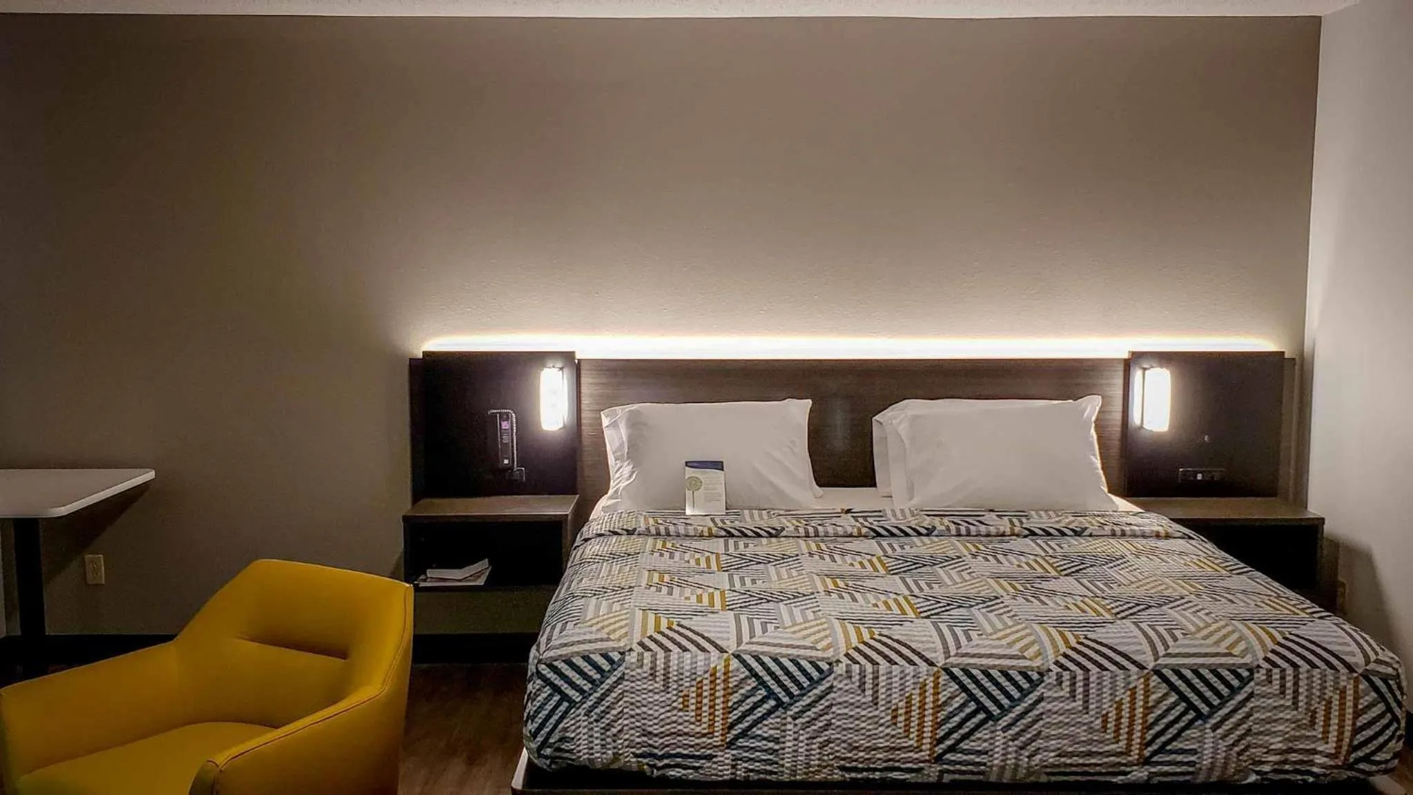 Bedroom, Bed in Motel 6-Kewanee, IL