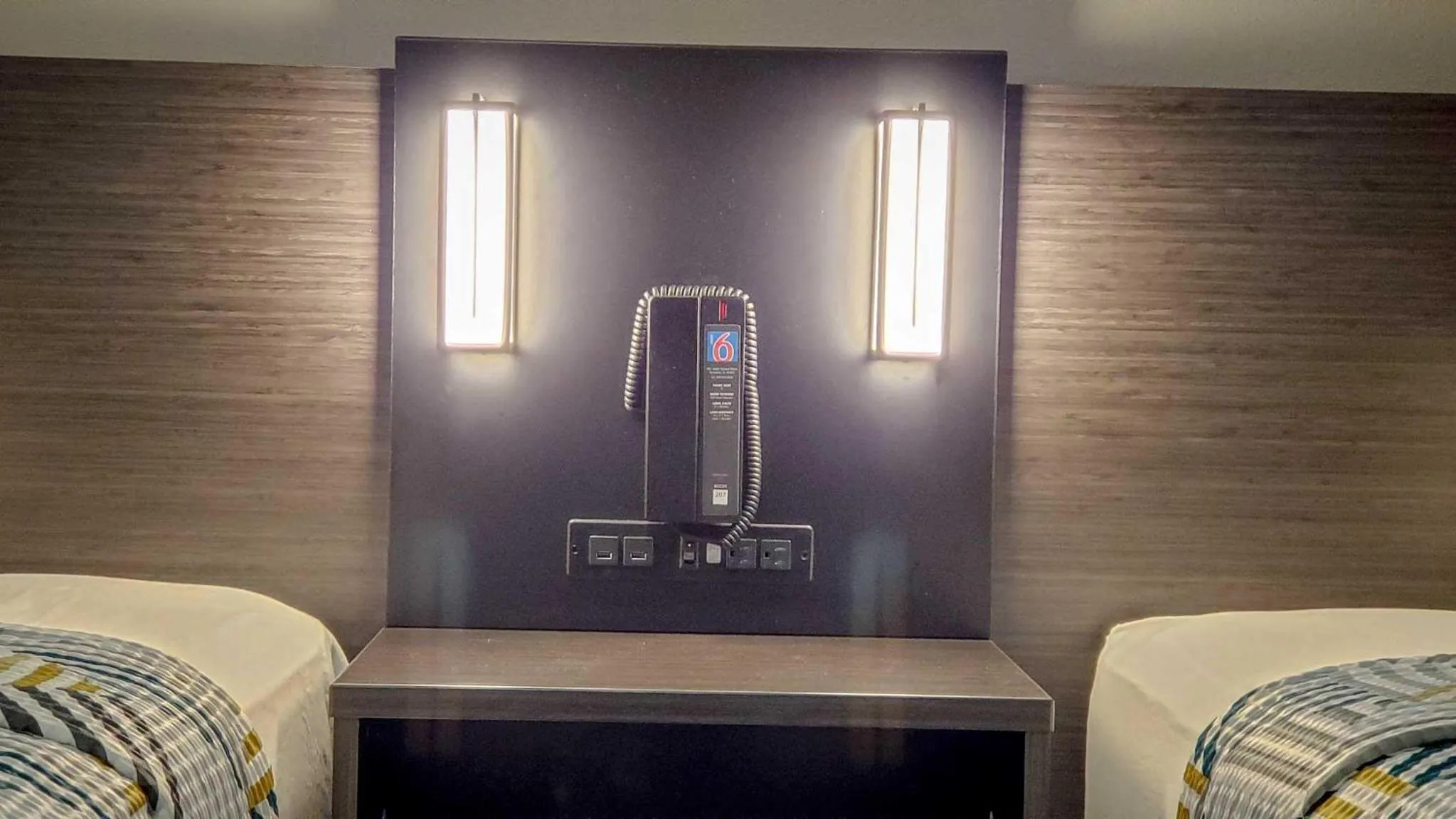 Bedroom in Motel 6-Kewanee, IL