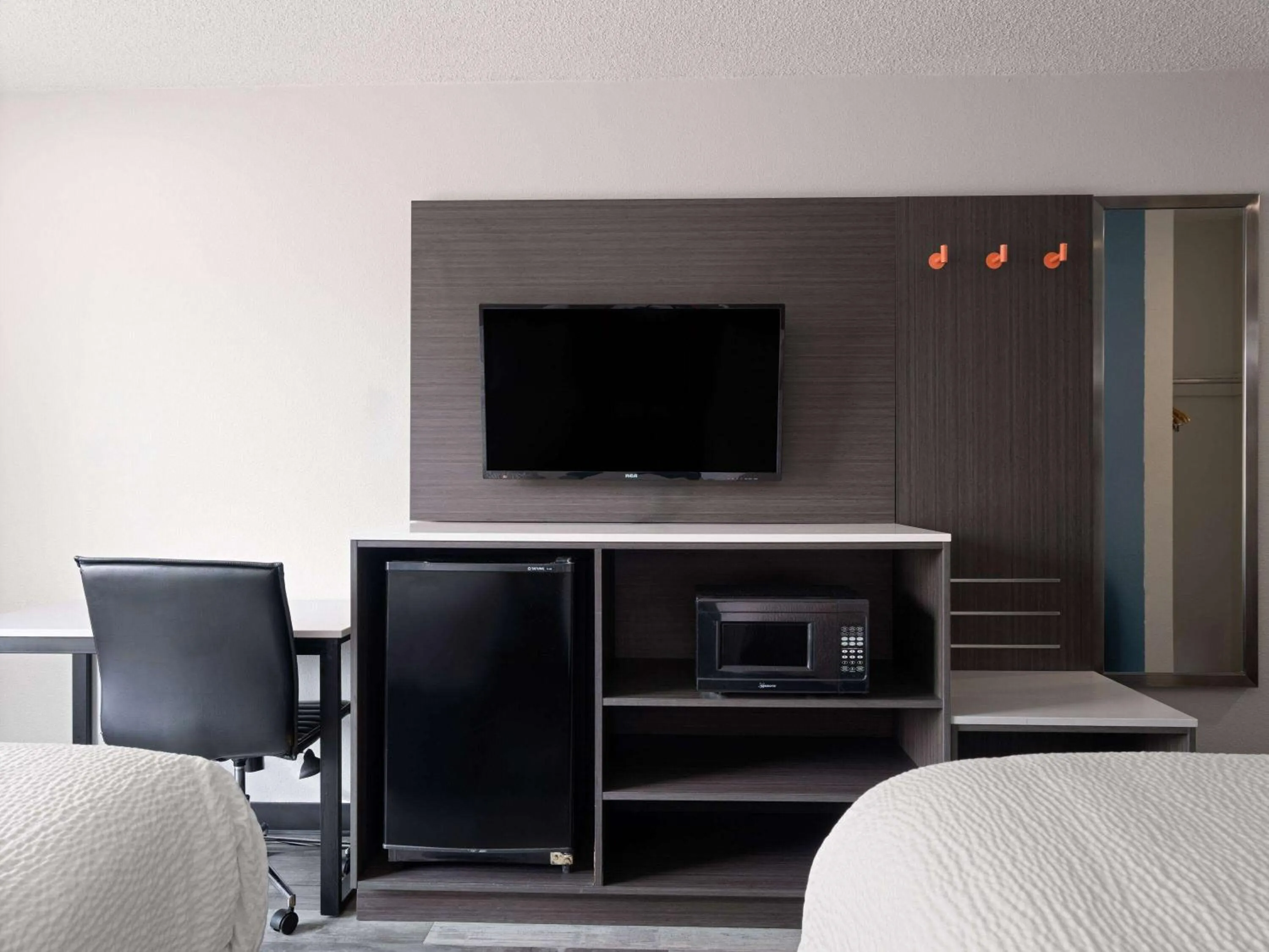 Photo of the whole room in Baymont by Wyndham Indianapolis East