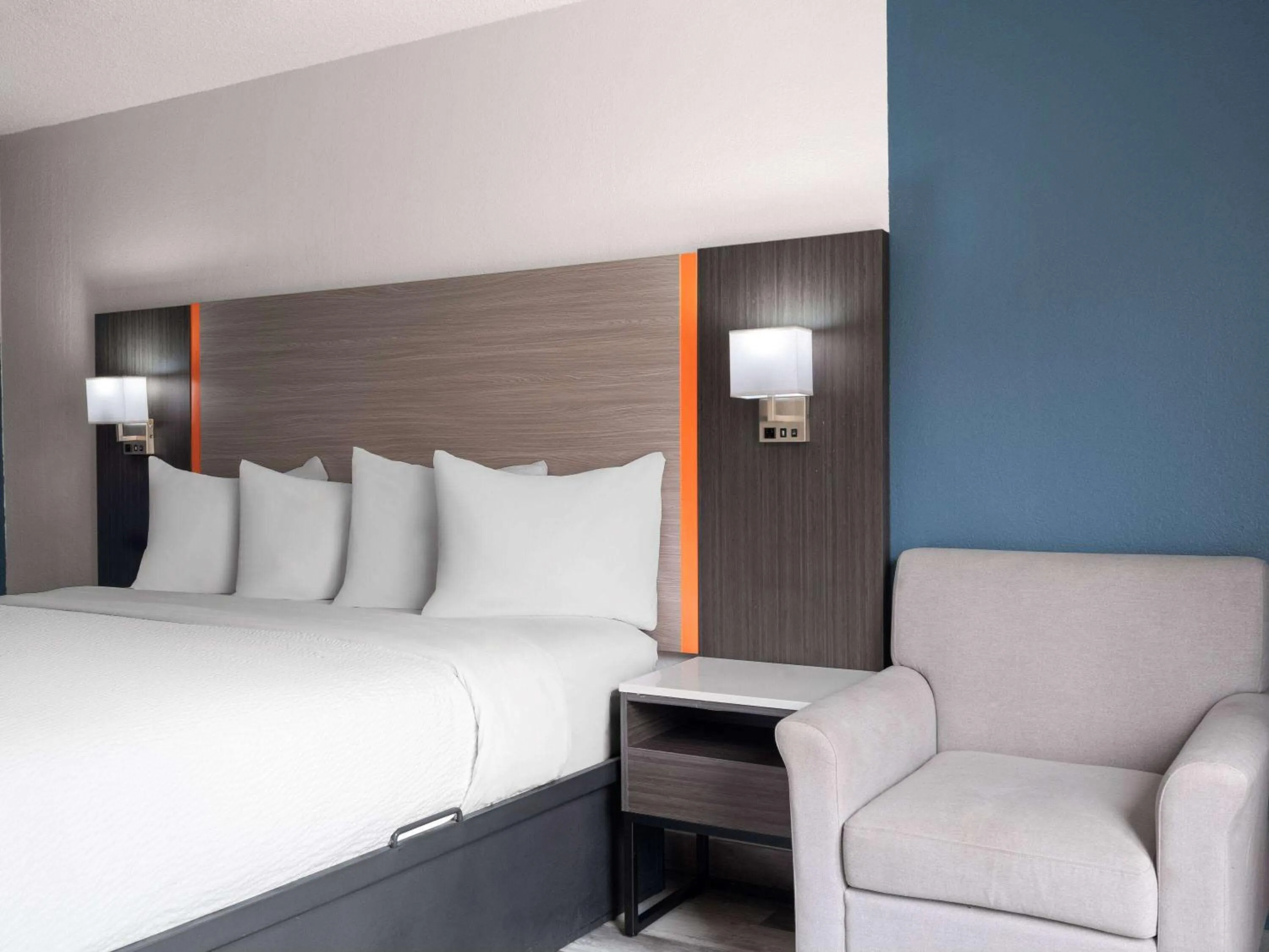 Photo of the whole room, Bed in Baymont by Wyndham Indianapolis East