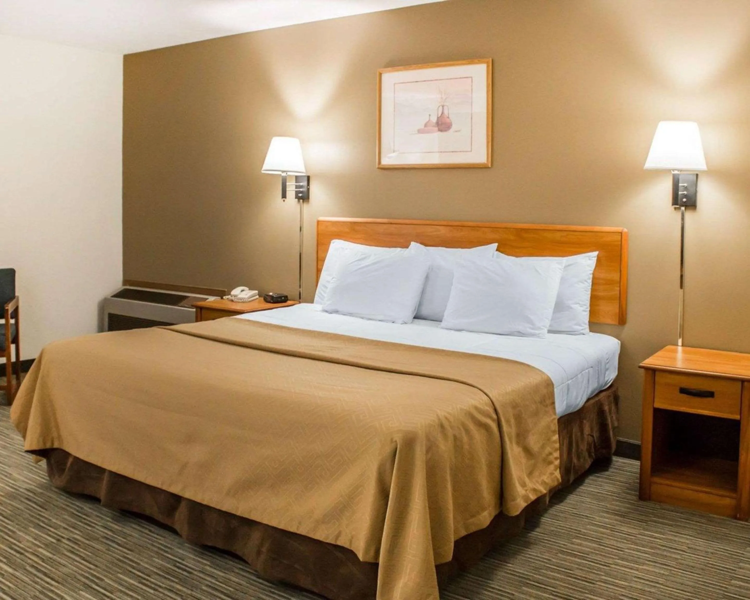 Photo of the whole room, Bed in Econo Lodge Elkhart North