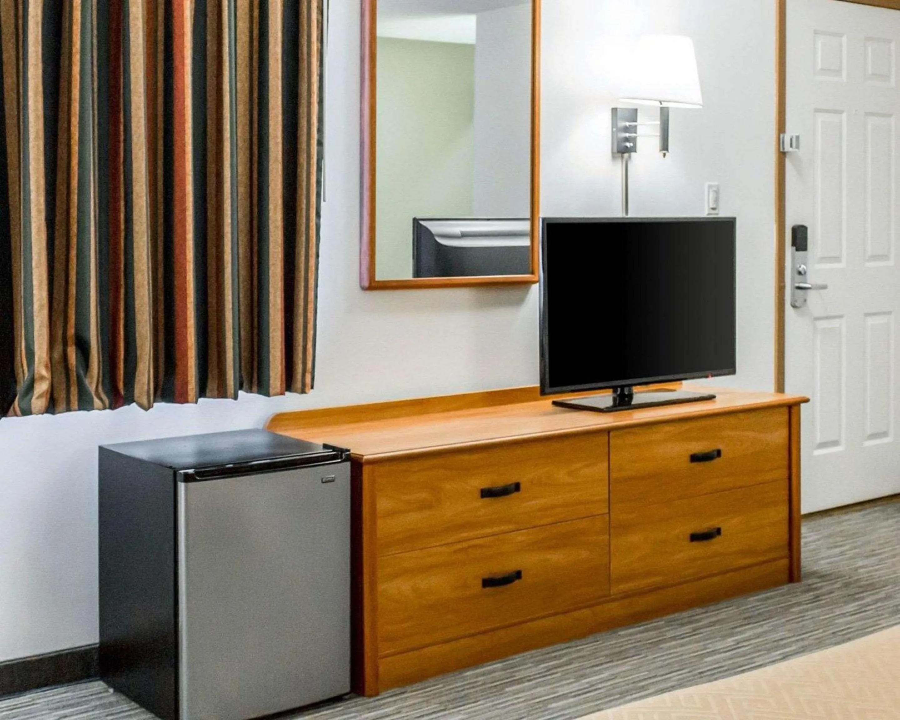 Photo of the whole room in Econo Lodge Elkhart North