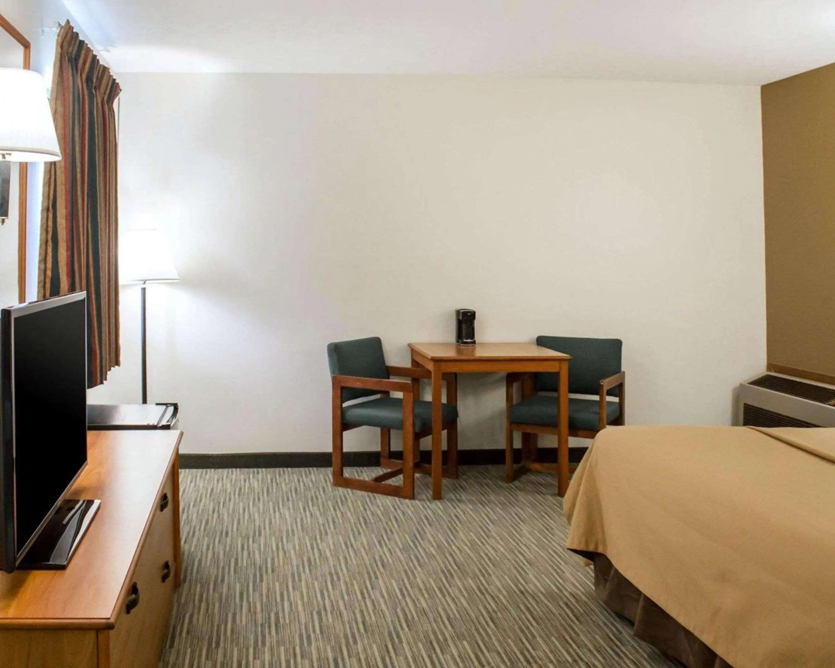 Photo of the whole room, Bed in Econo Lodge Elkhart North