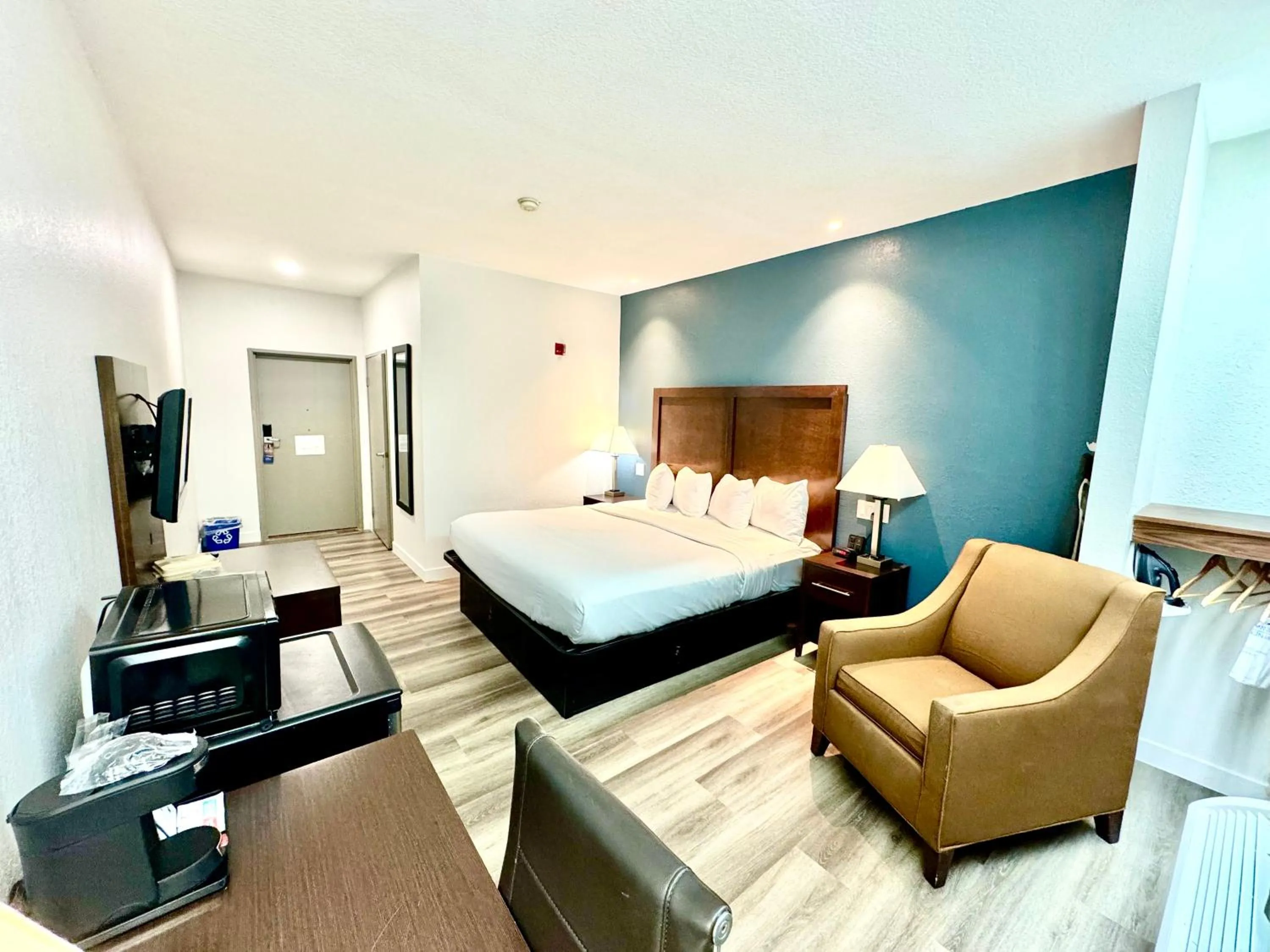 Bedroom, Bed in Baymont by Wyndham Richmond I-70