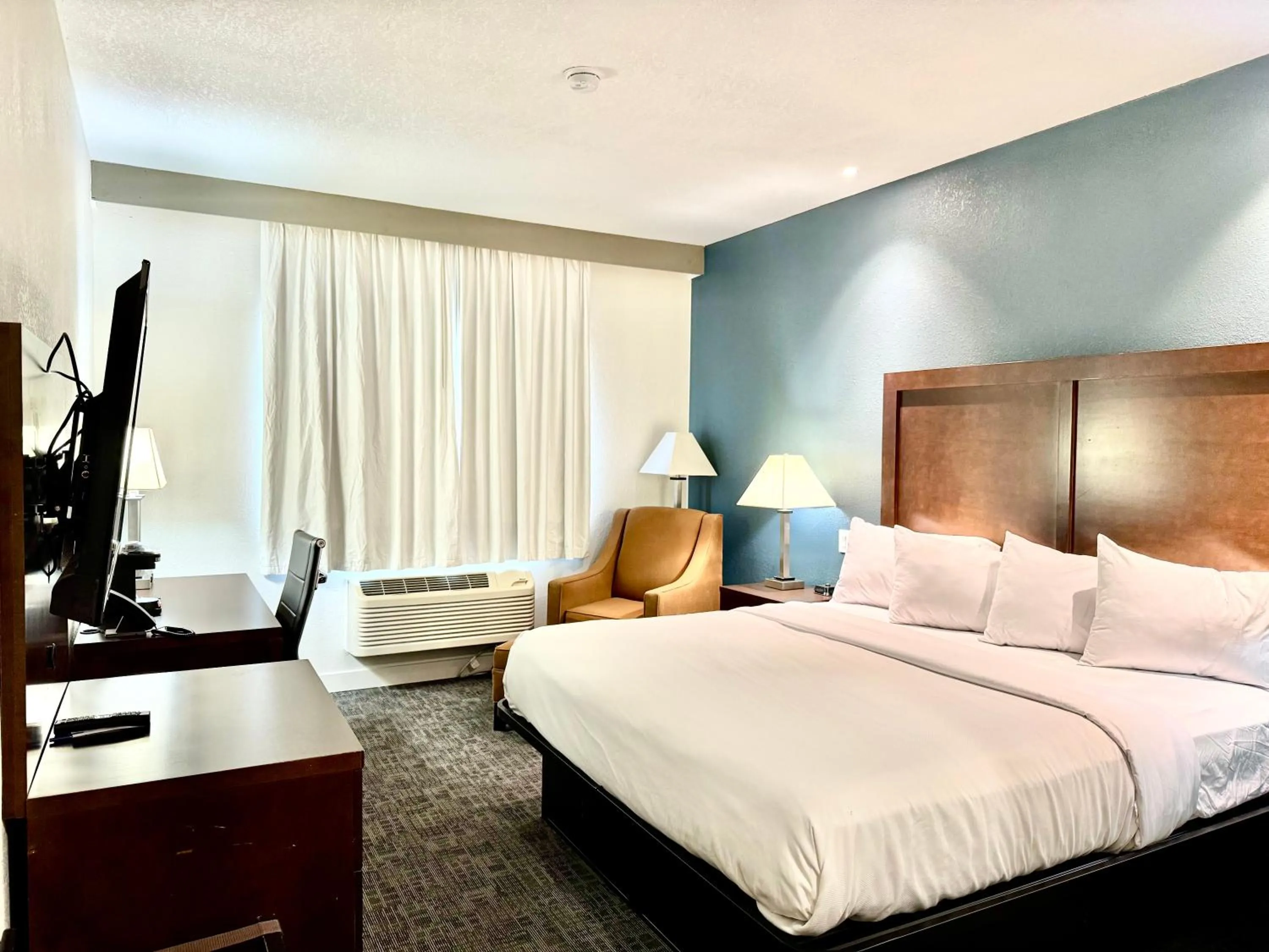 Bedroom, Bed in Baymont by Wyndham Richmond I-70