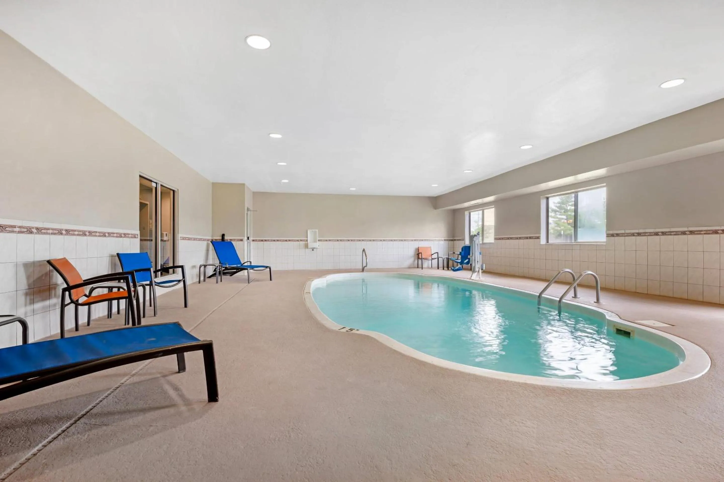 Swimming pool in Comfort Inn & Suites North Greenfield