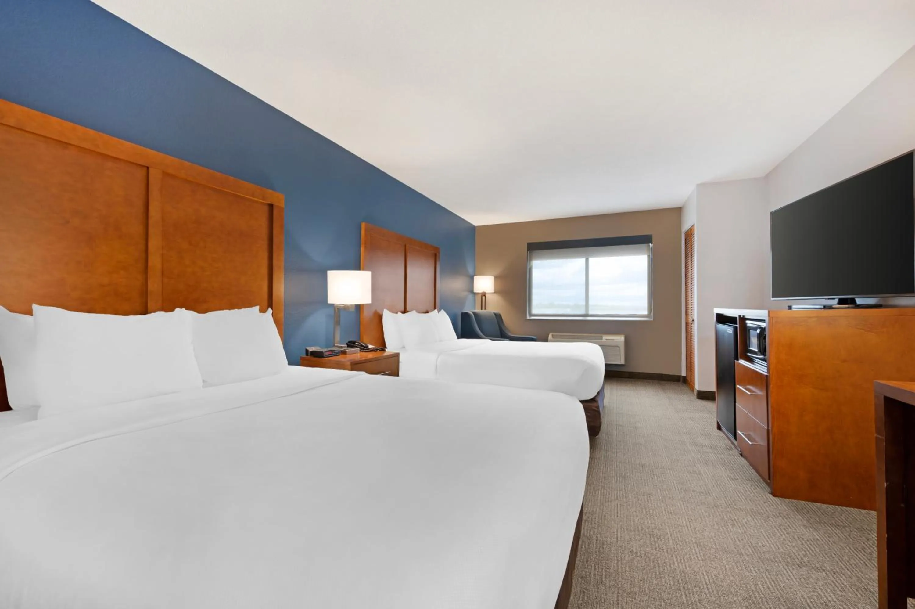 Photo of the whole room, Bed in Comfort Inn & Suites North Greenfield