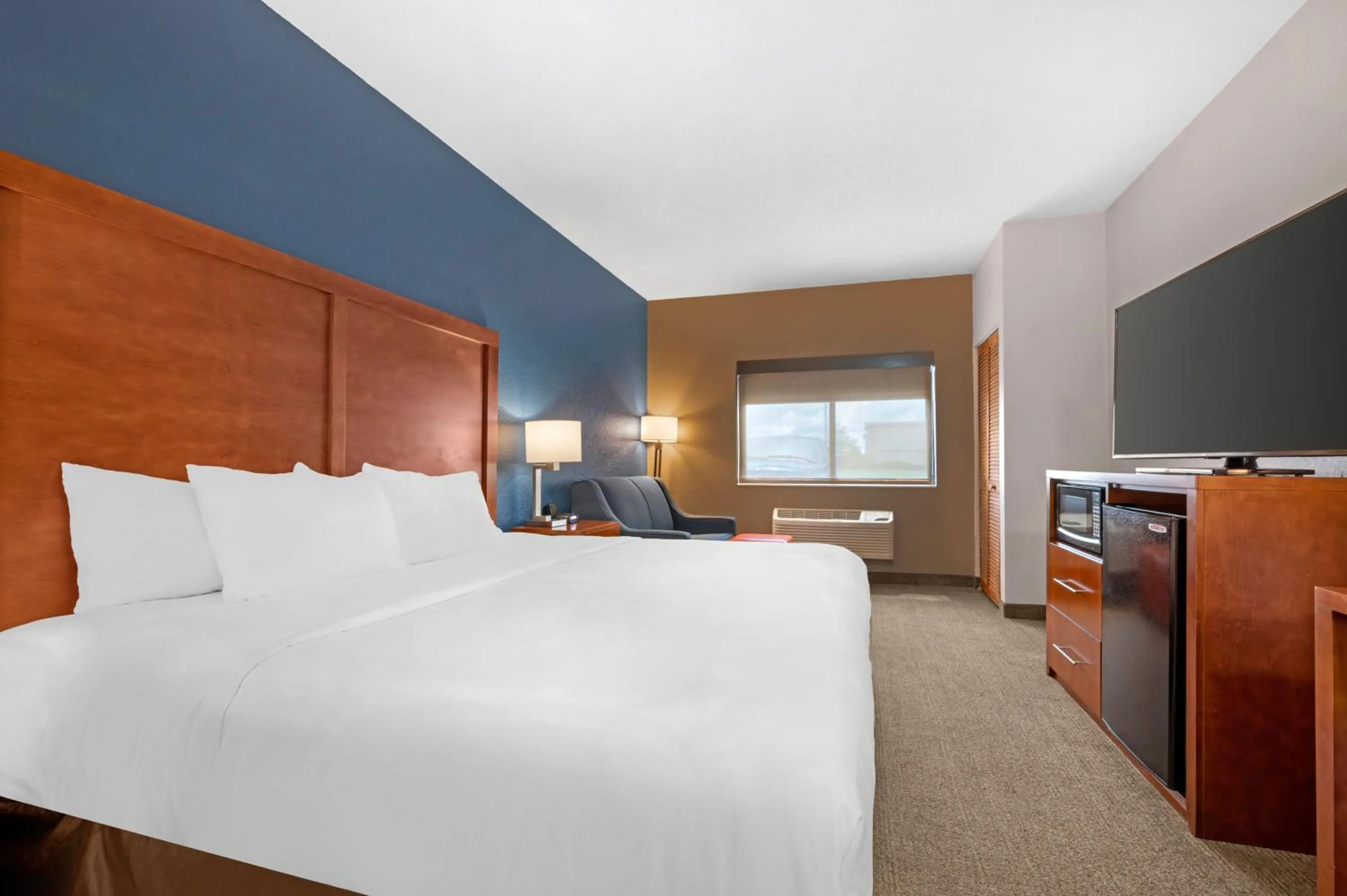 Bed in Comfort Inn & Suites North Greenfield