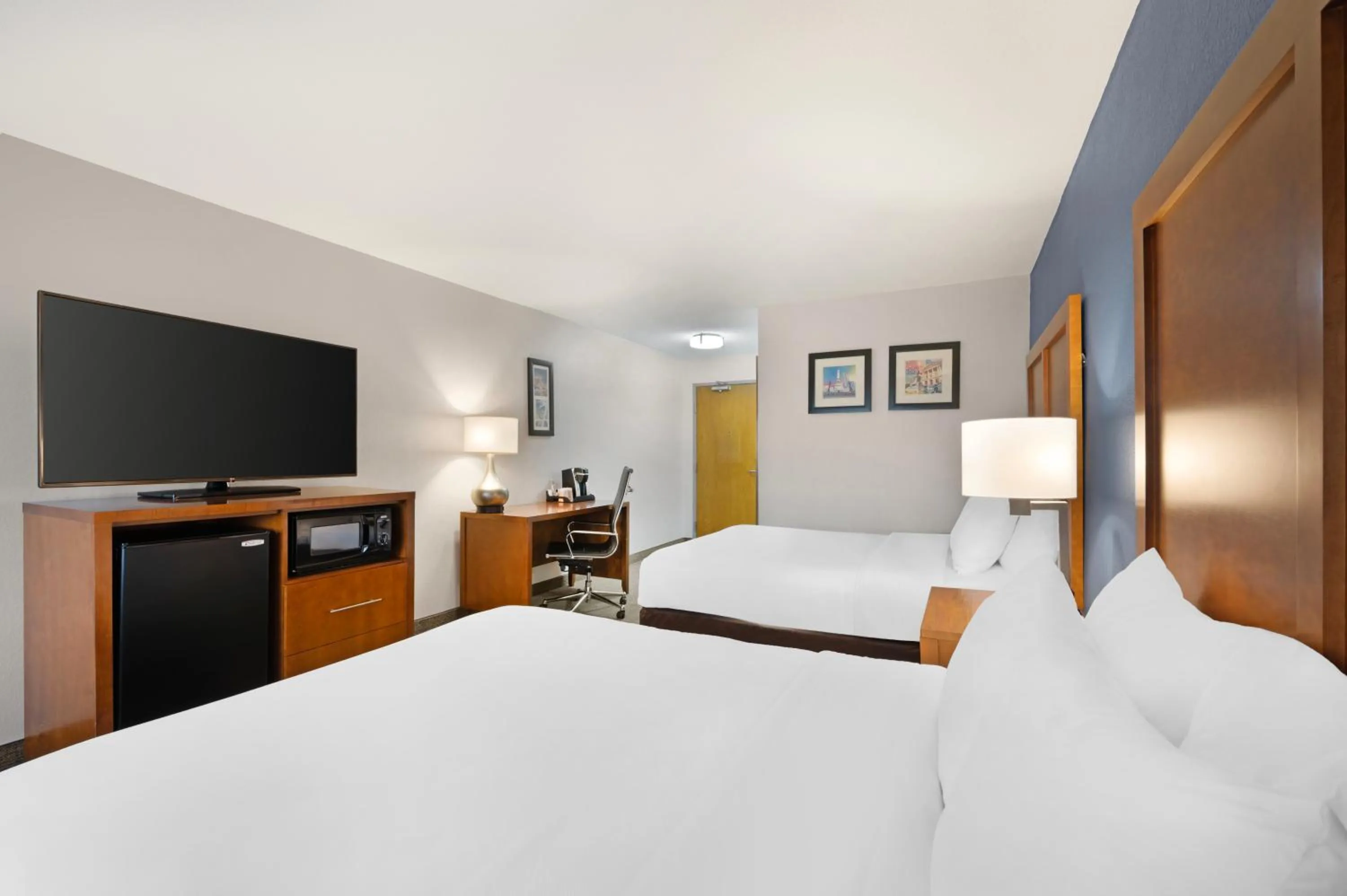 TV and multimedia, Bed in Comfort Inn & Suites North Greenfield