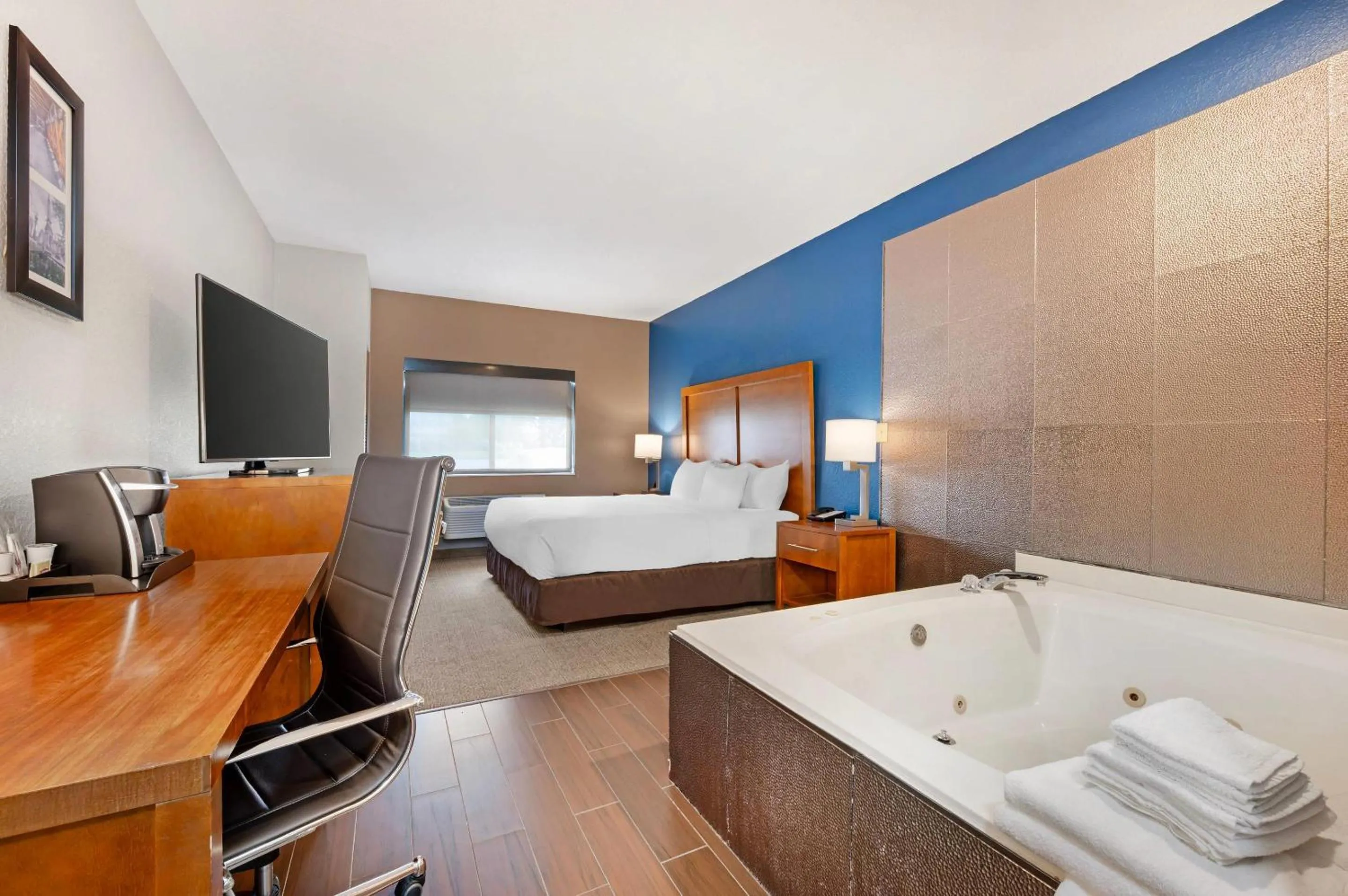 Bedroom, Bed in Comfort Inn & Suites North Greenfield