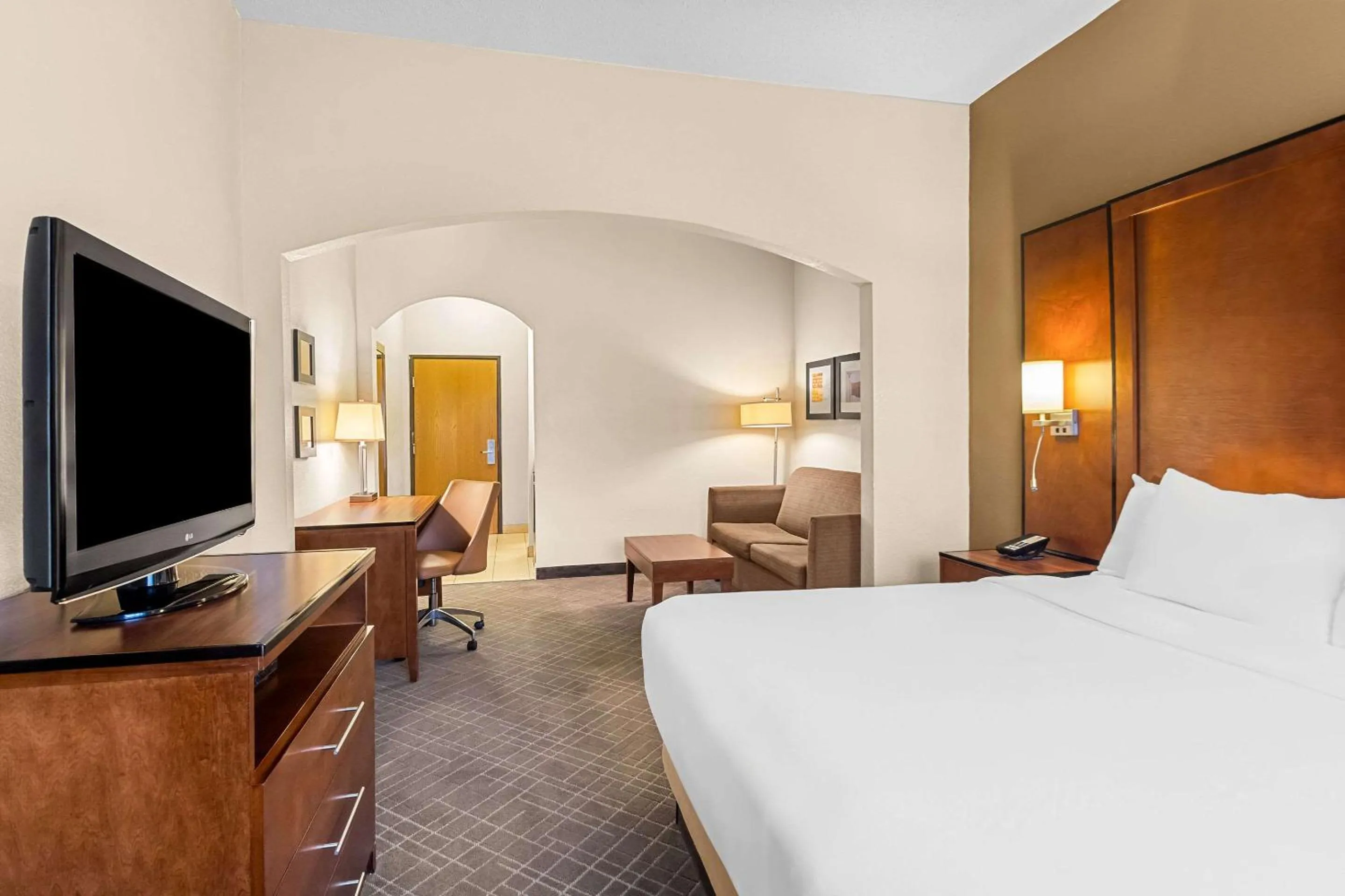 Bedroom, Bed in Comfort Suites Vincennes