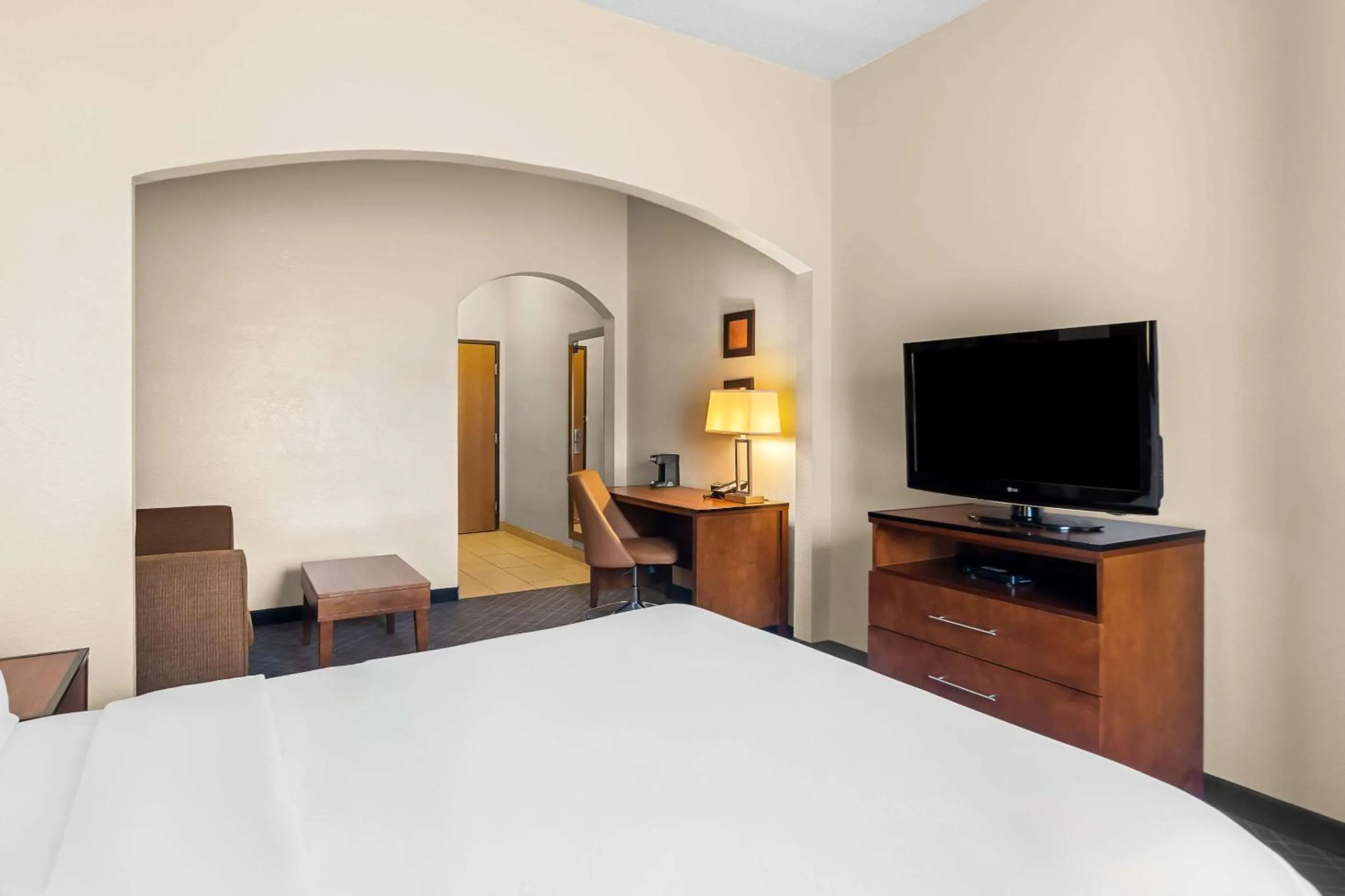 Bedroom, Bed in Comfort Suites Vincennes