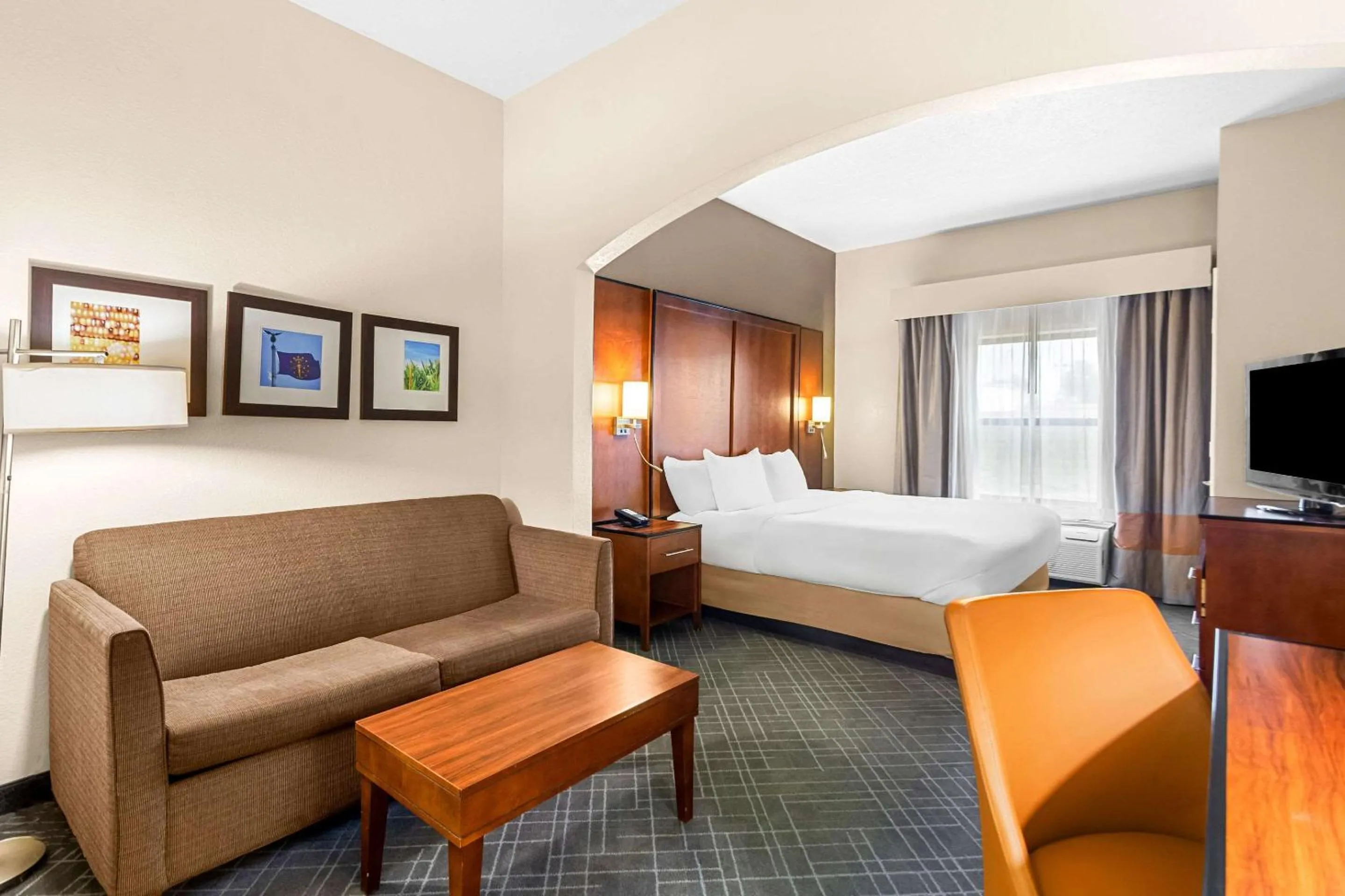 Bedroom, Bed in Comfort Suites Vincennes