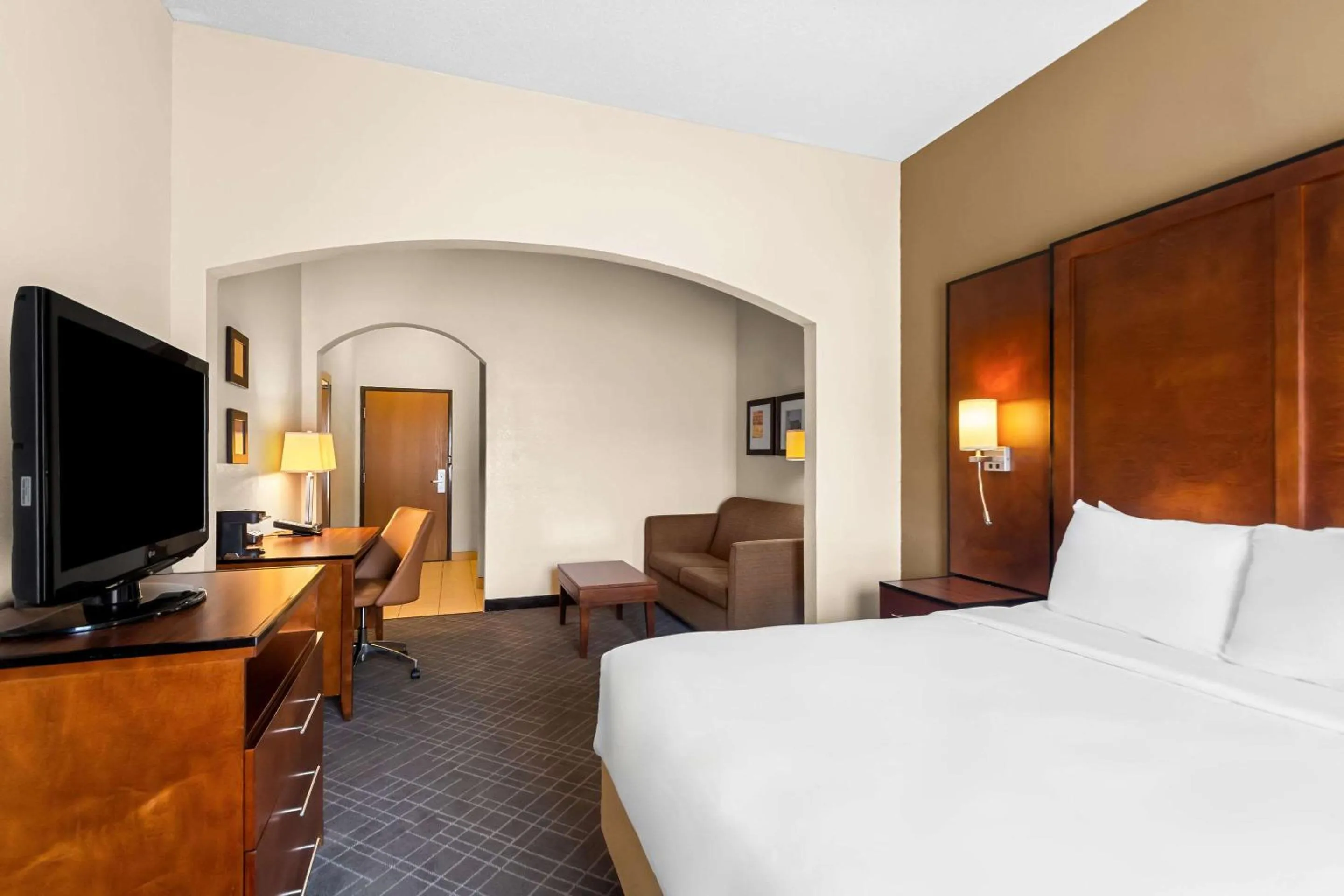 Bedroom, Bed in Comfort Suites Vincennes