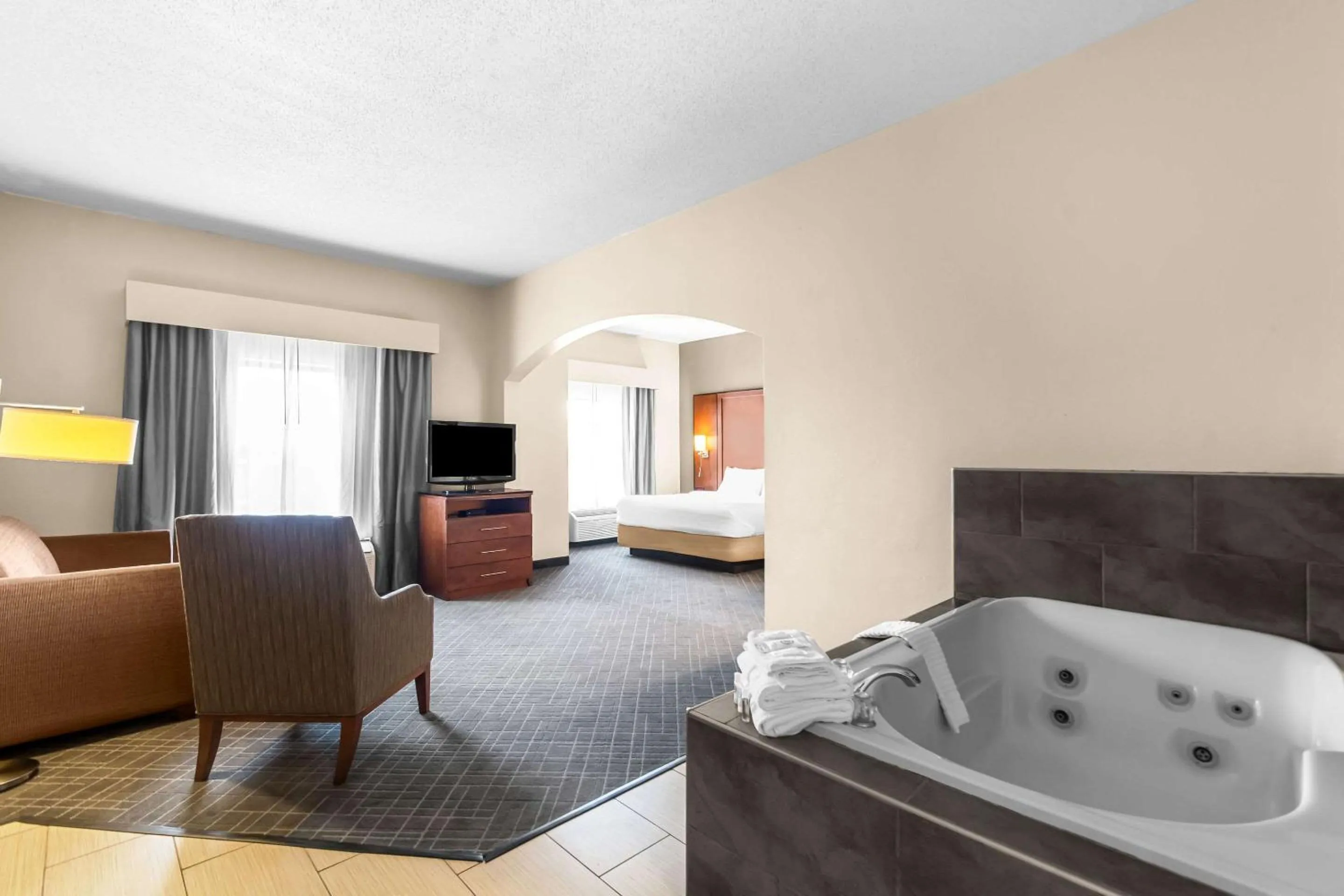 Bedroom, Bed in Comfort Suites Vincennes