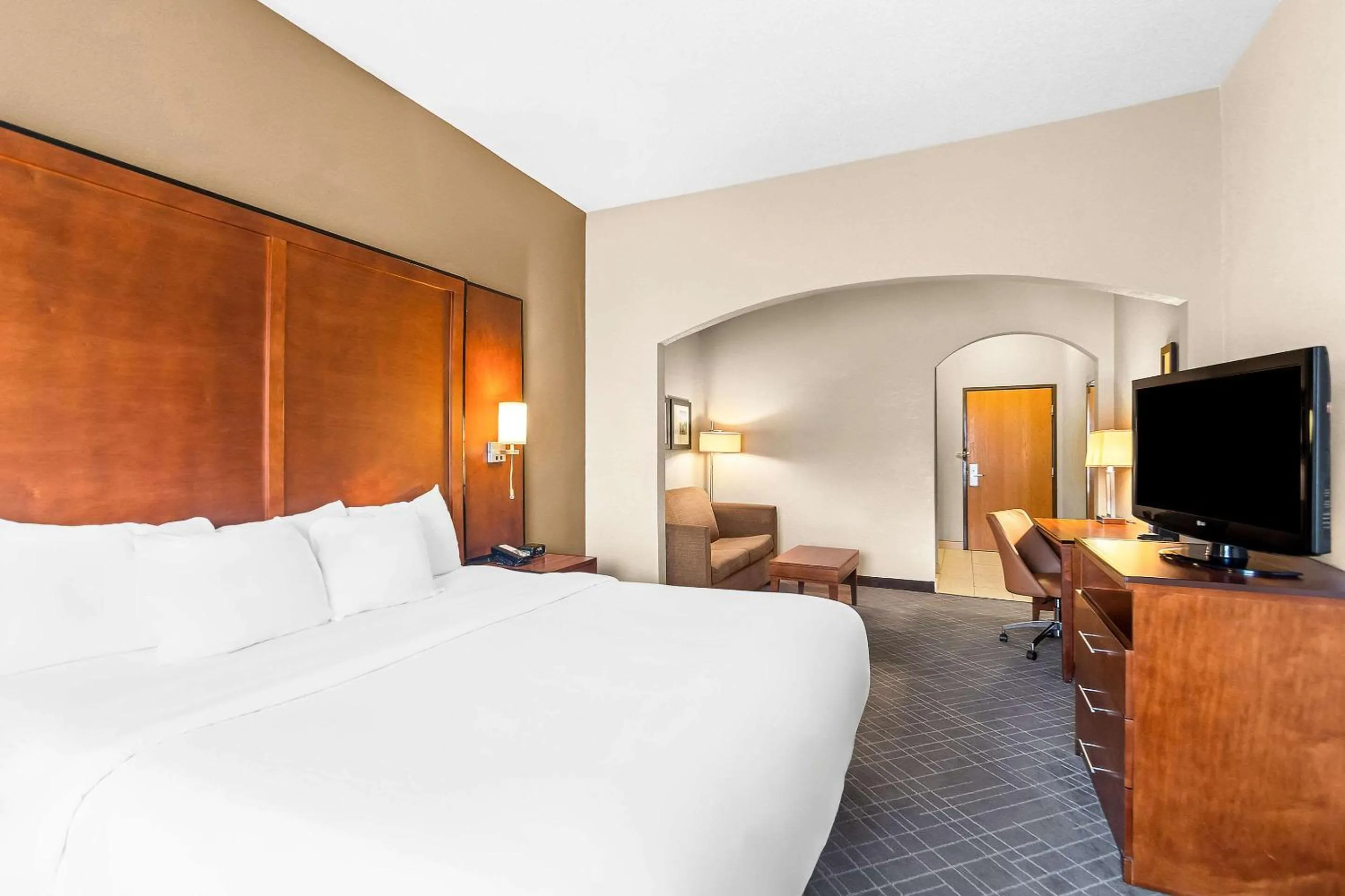 Bedroom, Bed in Comfort Suites Vincennes