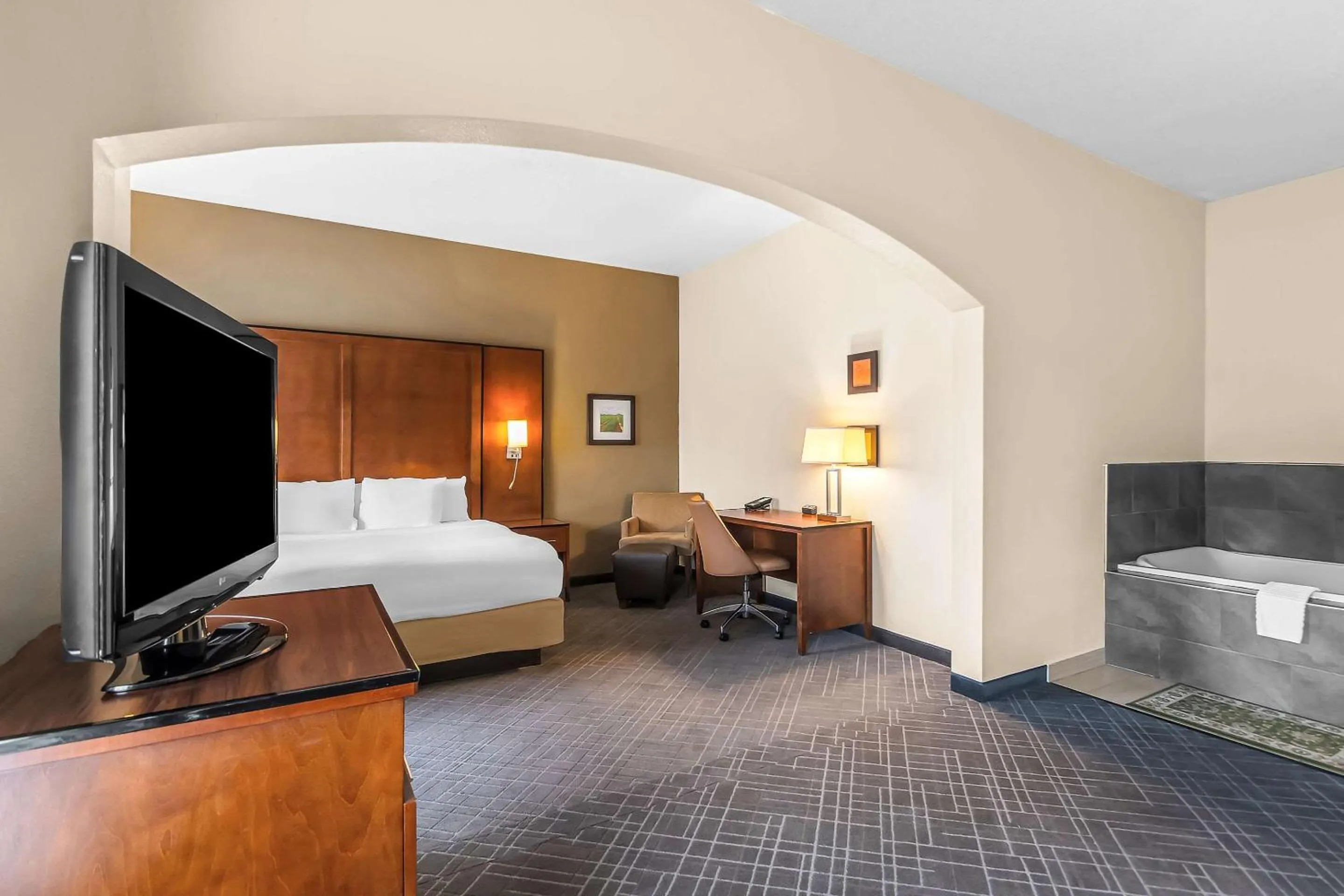 Bedroom, Bed in Comfort Suites Vincennes