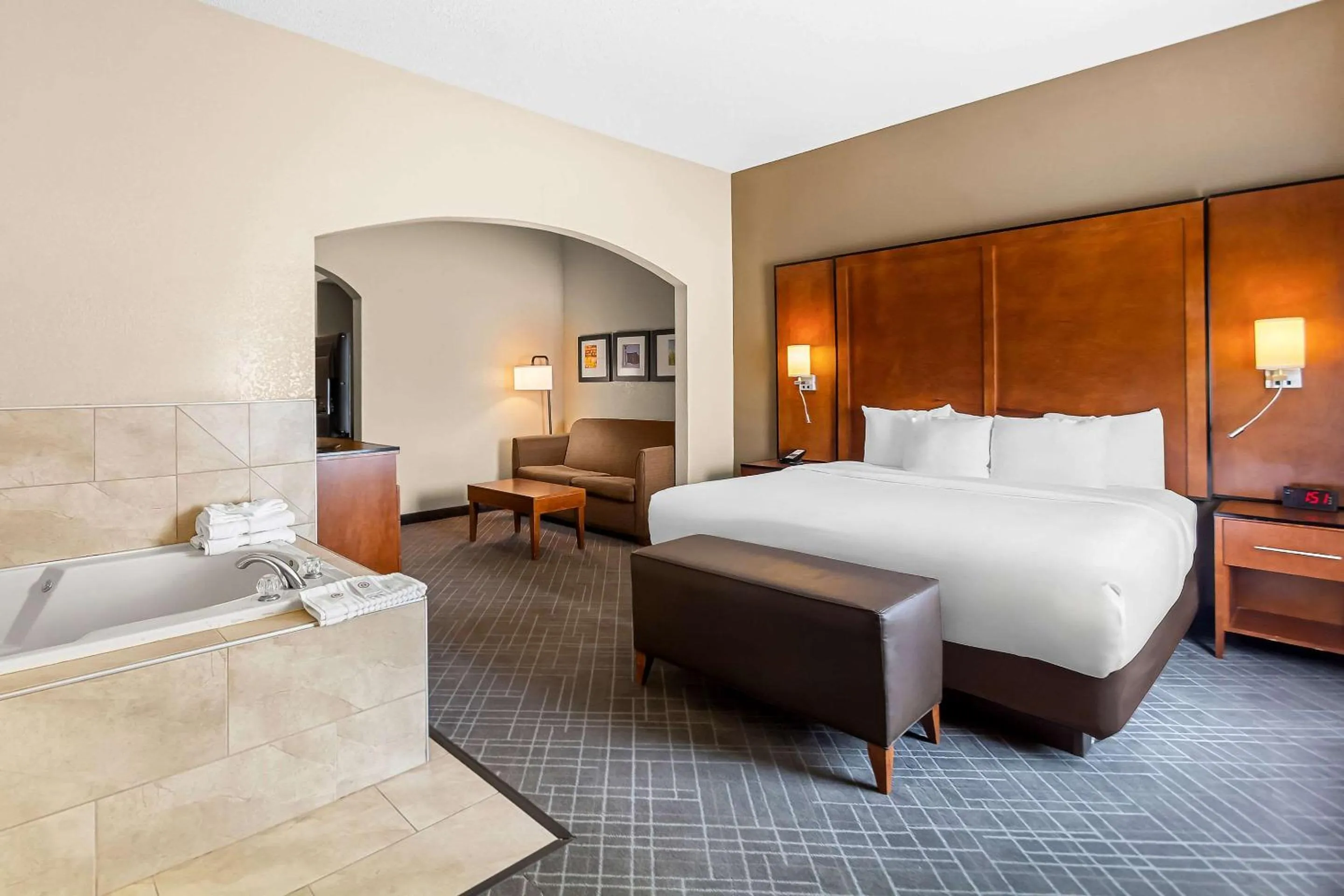 Bedroom, Bed in Comfort Suites Vincennes