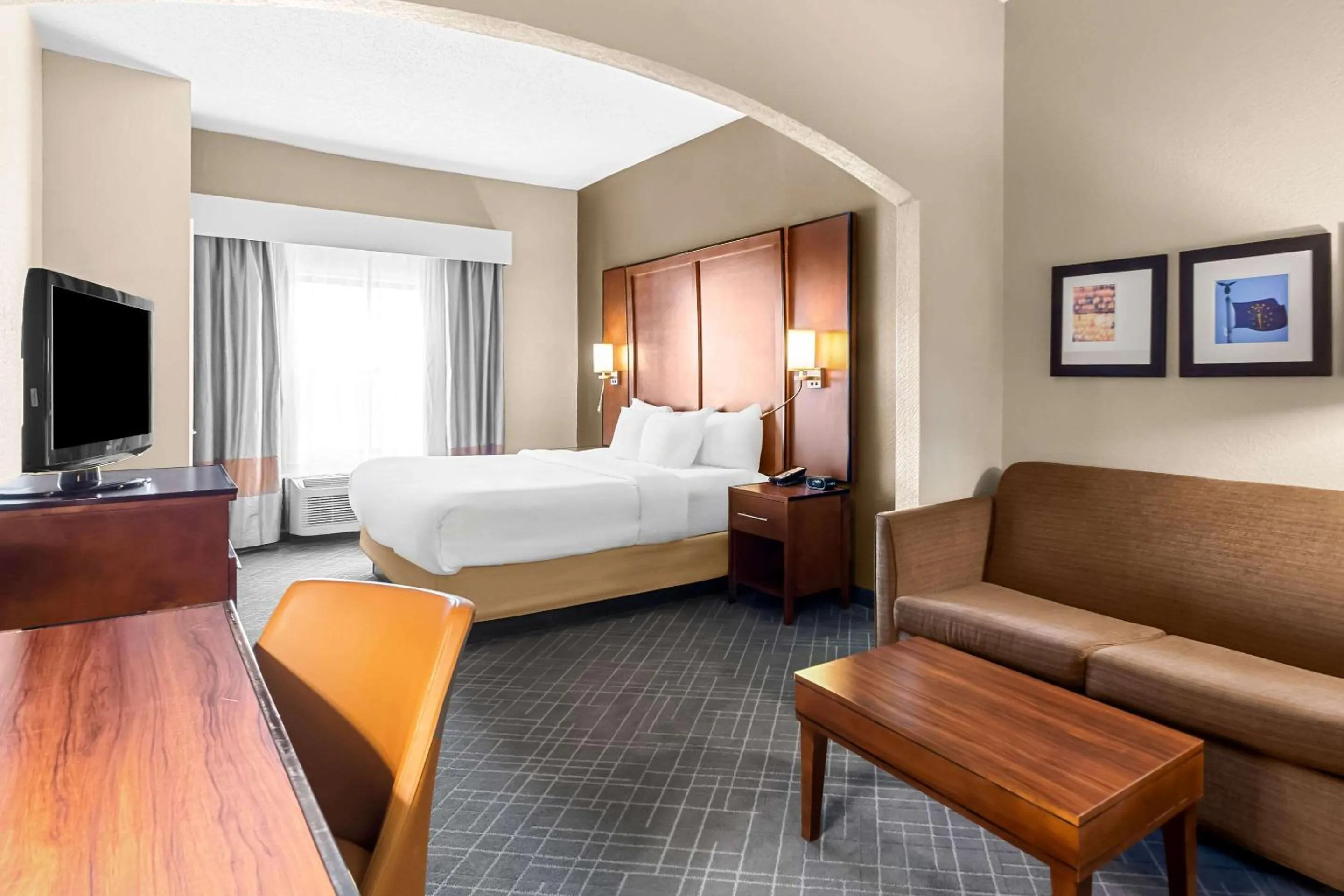 Bedroom, Bed in Comfort Suites Vincennes