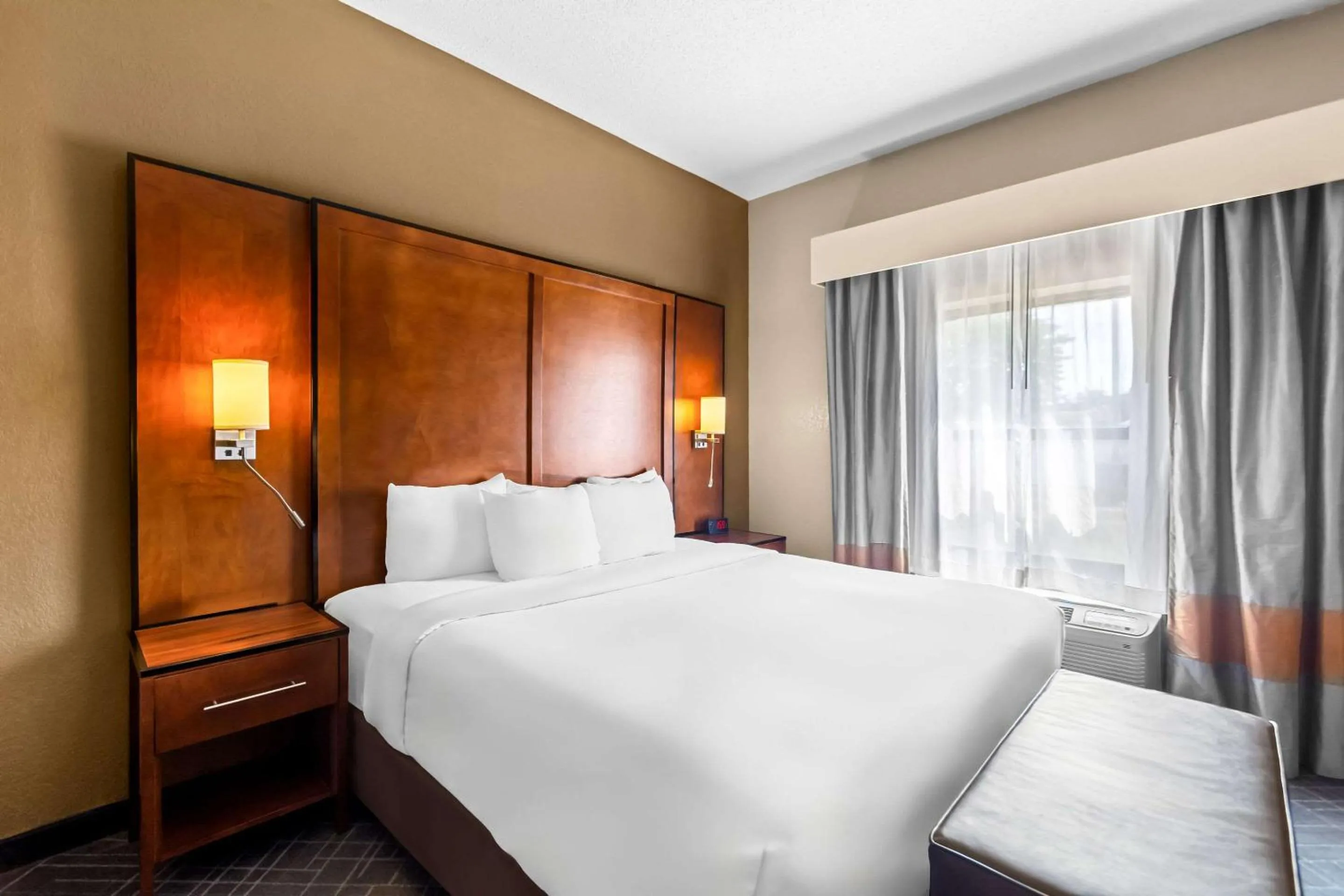 Bedroom, Bed in Comfort Suites Vincennes